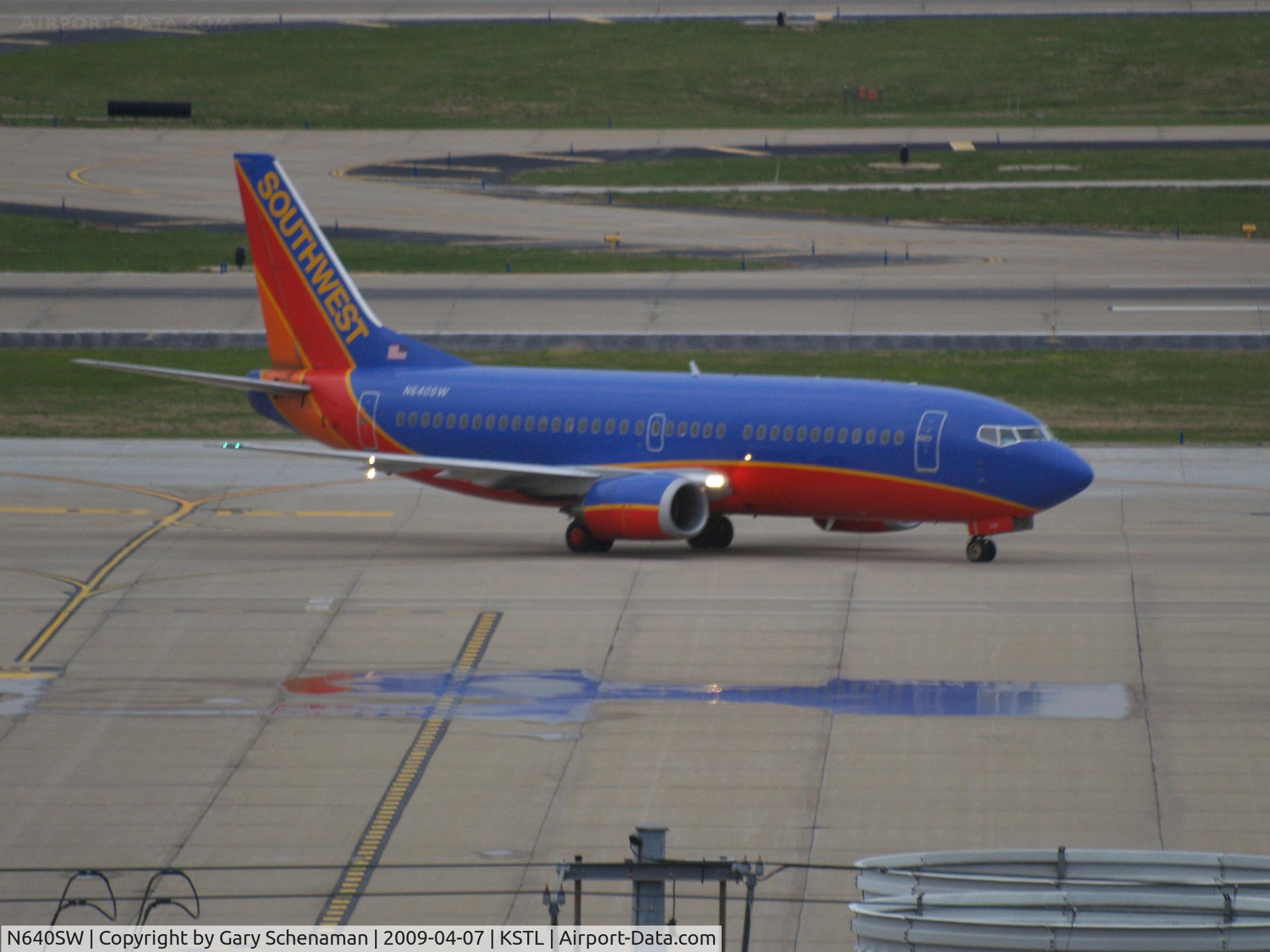 N640SW, 1996 Boeing 737-3H4 C/N 27713, HEADING TO TERMINAL