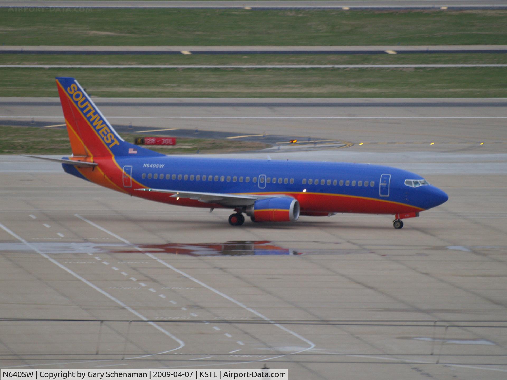 N640SW, 1996 Boeing 737-3H4 C/N 27713, HEADING TOWARD TERMINAL
