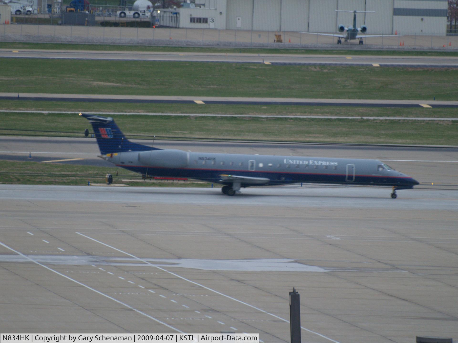 N834HK, 2000 Embraer ERJ-145LR (EMB-145LR) C/N 145269, HEADING TOWARD RUNWAY