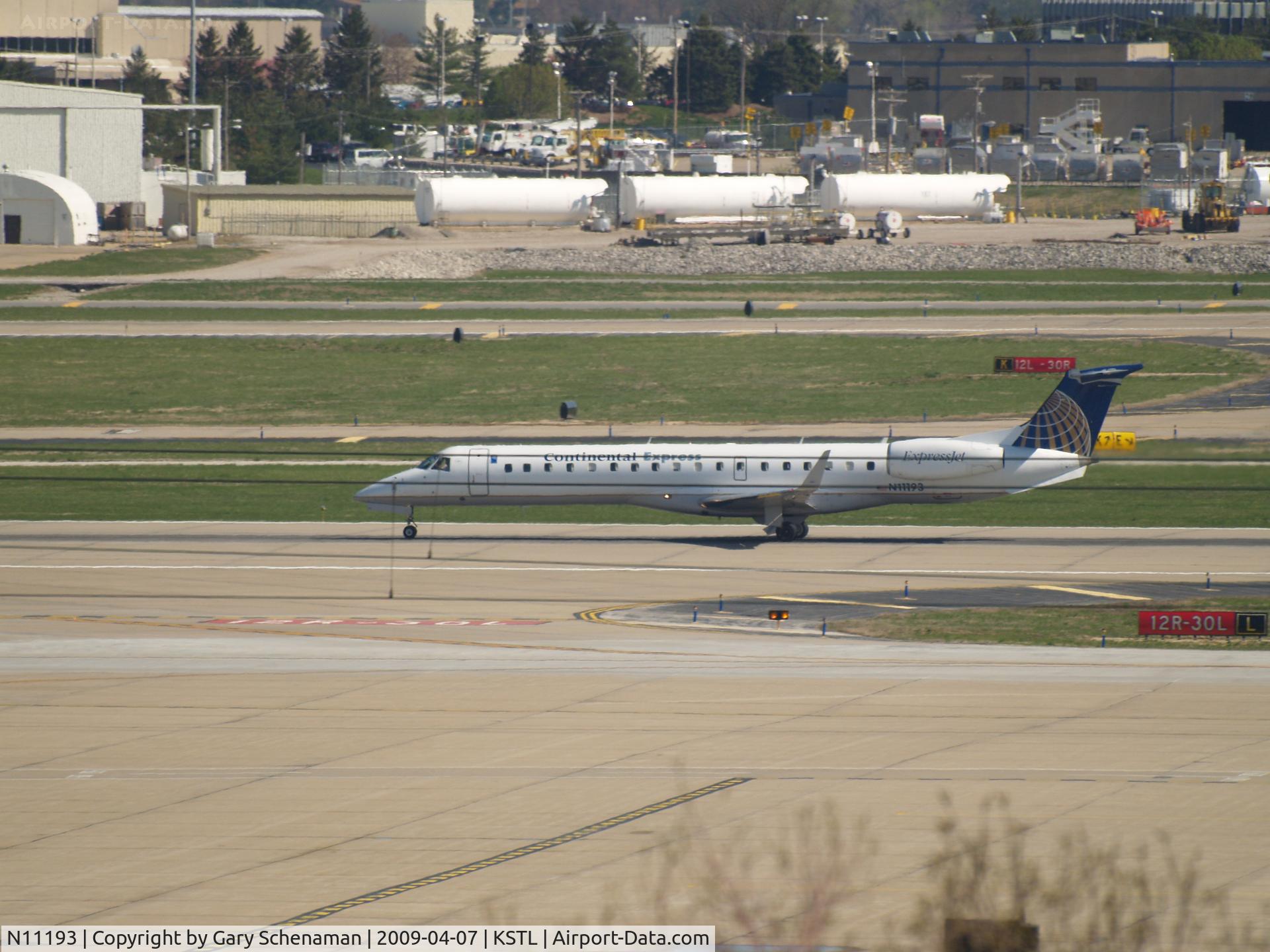 N11193, 2005 Embraer ERJ-145XR (EMB-145XR) C/N 14500938, TAKEOFF ROLL AT ST. LOUIS