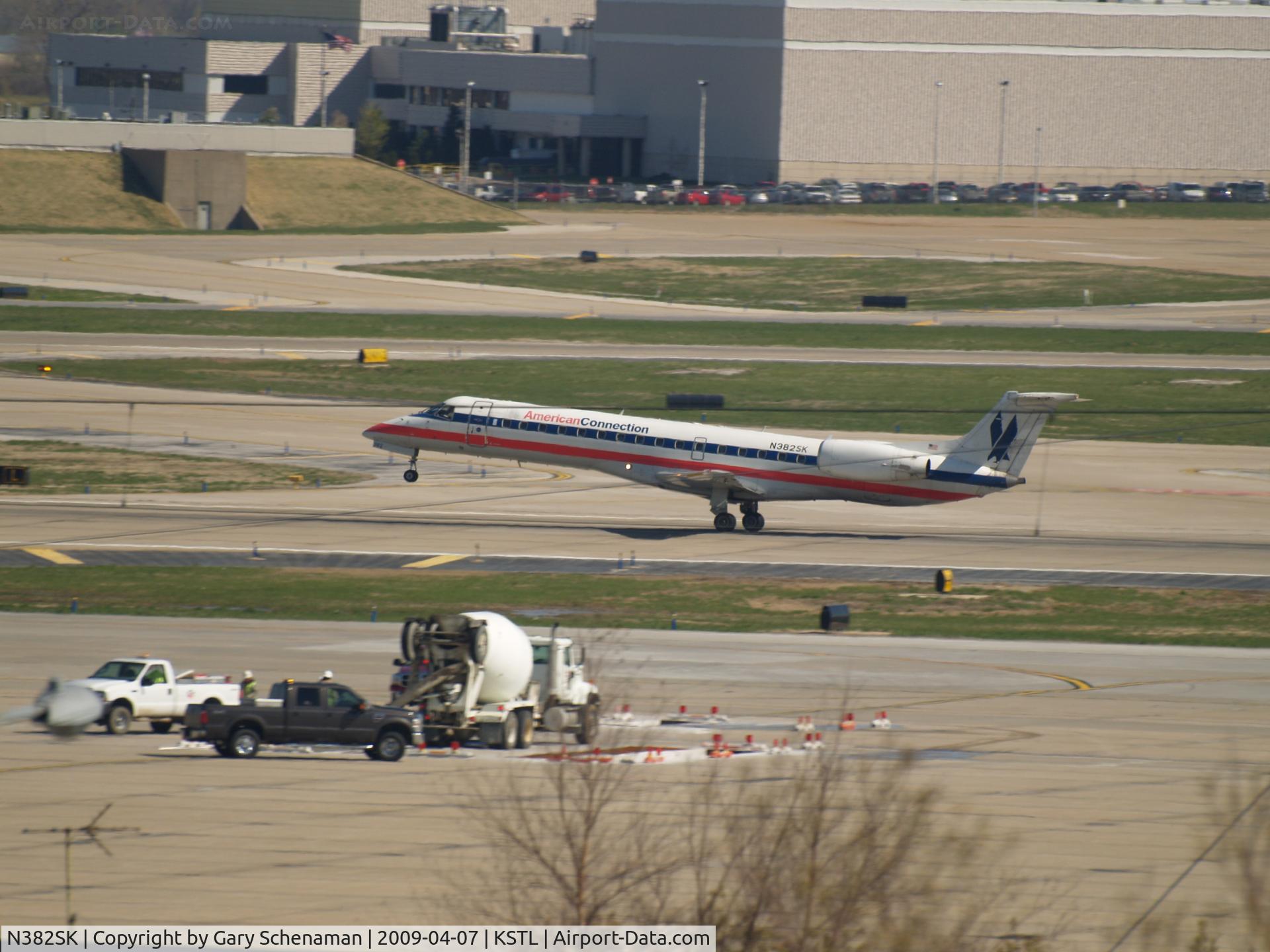 N382SK, 2002 Embraer ERJ-140LR (EMB-135KL) C/N 145624, TAKEOFF ROLL AT ST. LOUIS