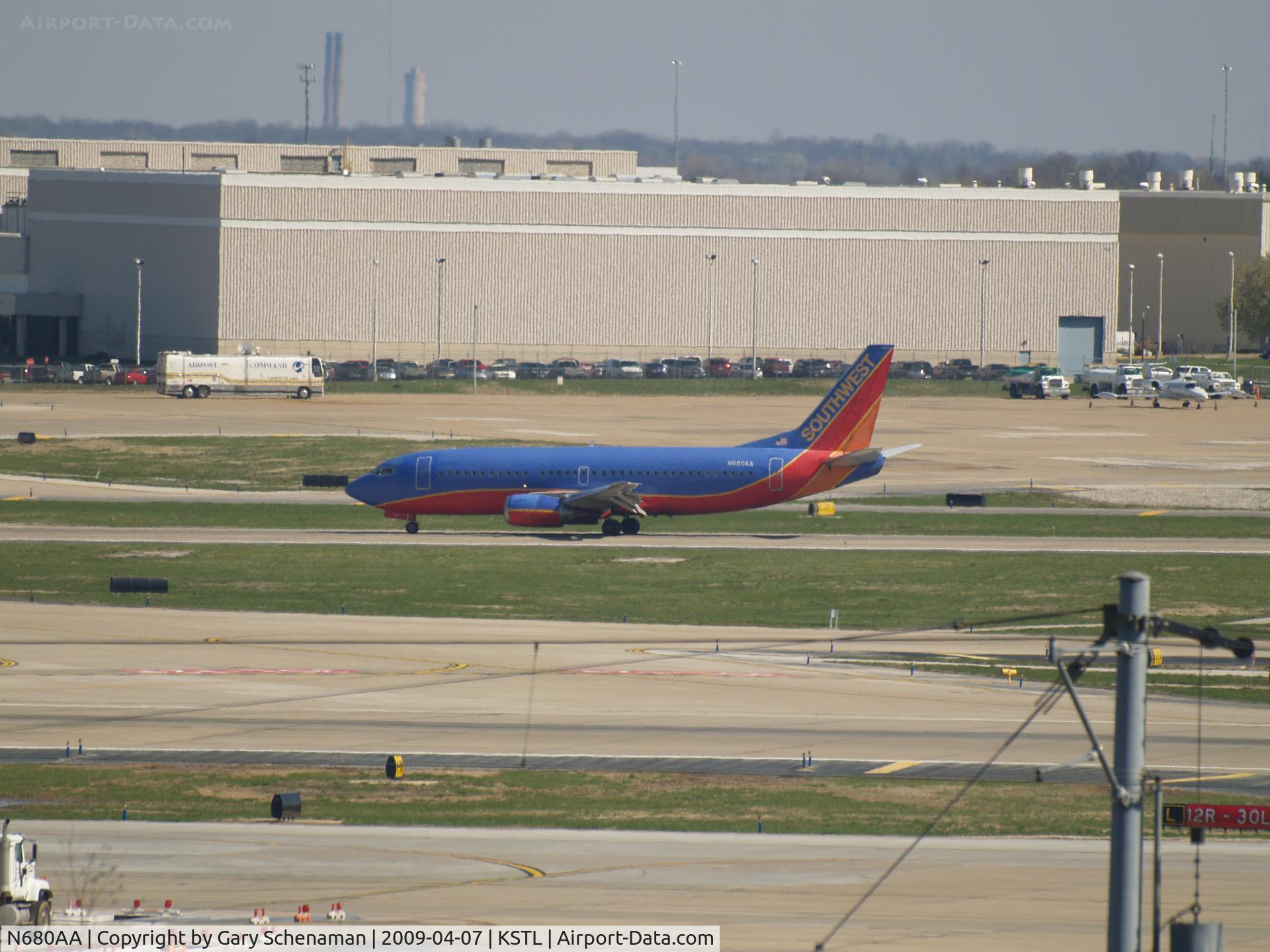 N680AA, 1986 Boeing 737-3A4 C/N 23505, JUST LANDED AT ST. lOUIS