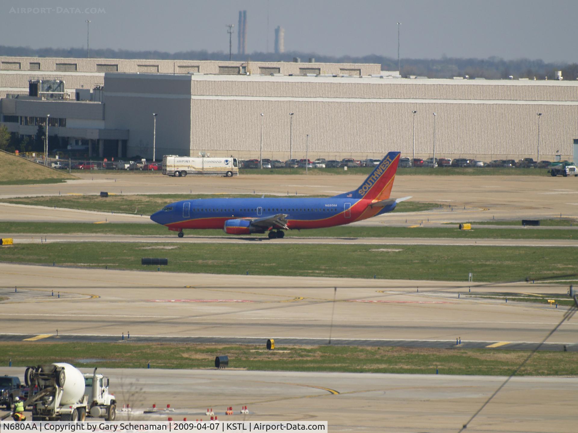N680AA, 1986 Boeing 737-3A4 C/N 23505, JUST LANDED AT ST. lOUIS