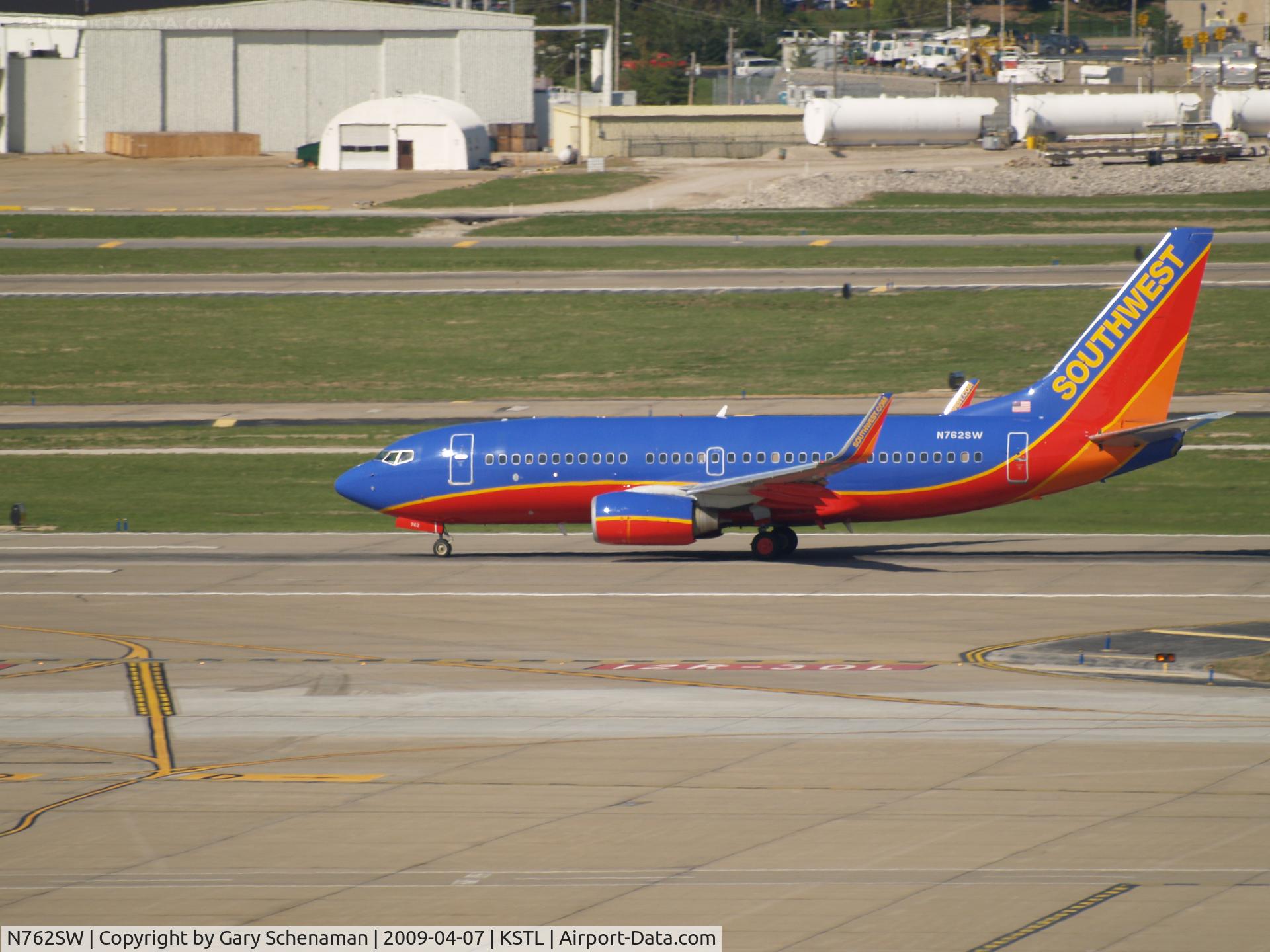 N762SW, 2000 Boeing 737-7H4 C/N 27876, JUST LANDED AT ST. lOUIS