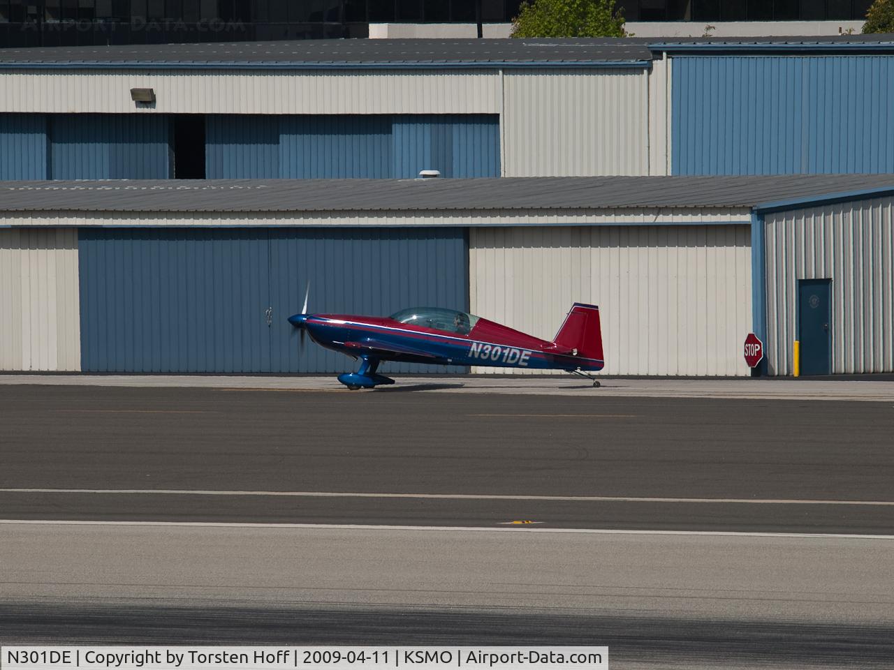 N301DE, 1997 Extra EA-300/L C/N 041, N301DE taxiing