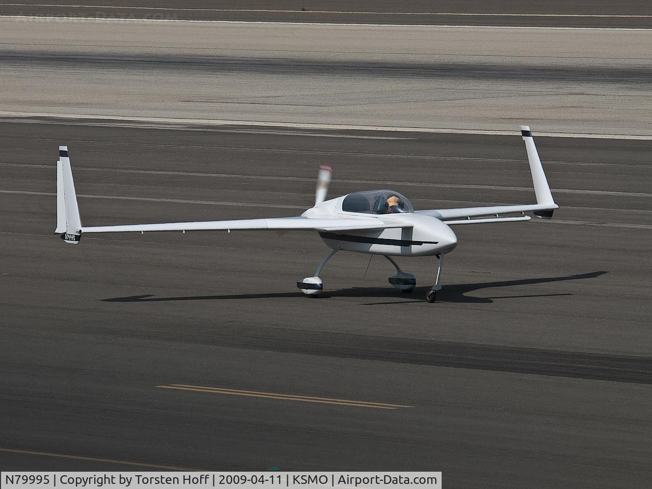 N79995, 1994 Rutan Long-EZ C/N 1897-L, N79995 taxiing