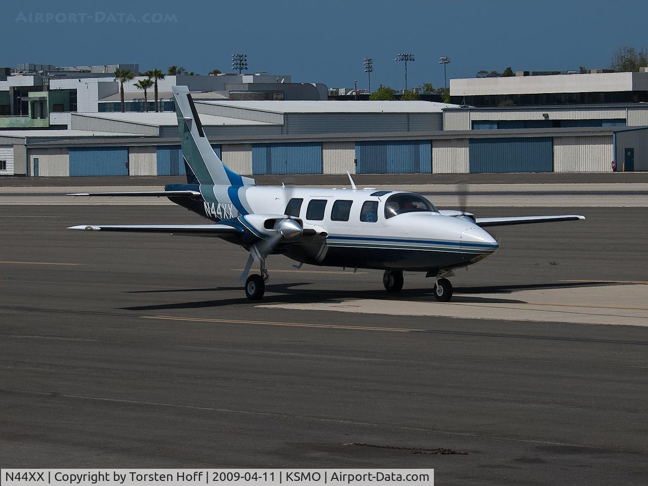 N44XX, 1979 Piper Aerostar 601P C/N 61P07398063362, N44XX taxiing