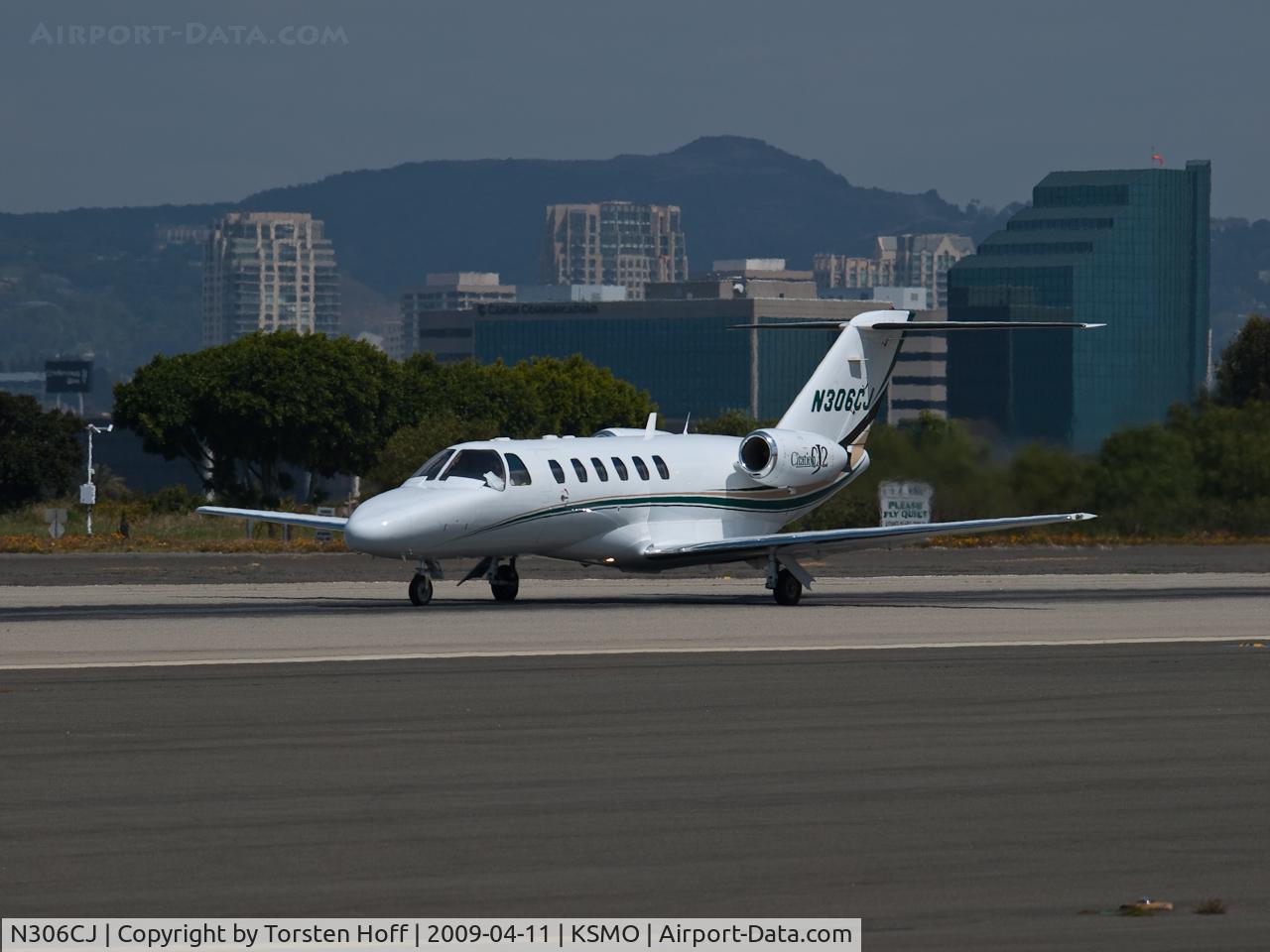 N306CJ, 2001 Cessna 525A CitationJet CJ2 C/N 525A-0016, N306CJ departing from RWY 21
