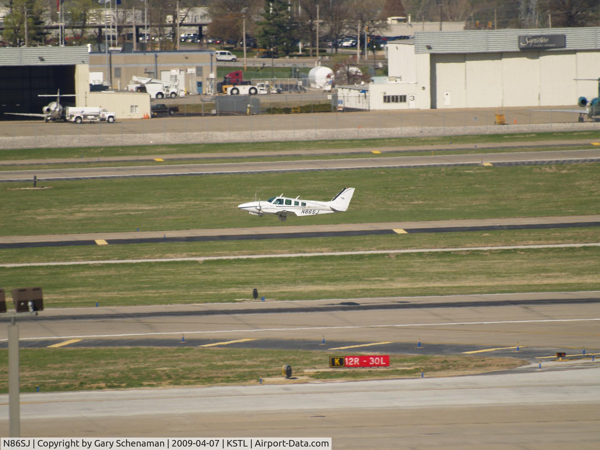 N86SJ, 1975 Beech 58 Baron C/N TH-656, JUST AFTER TAKEOFF, GEAR UP