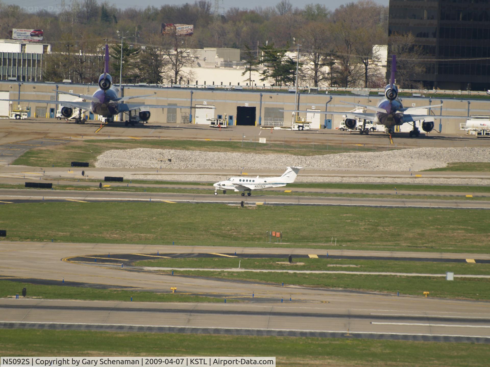 N5092S, 2002 Raytheon Aircraft Company B200 C/N BB-1802, JUST LANDED