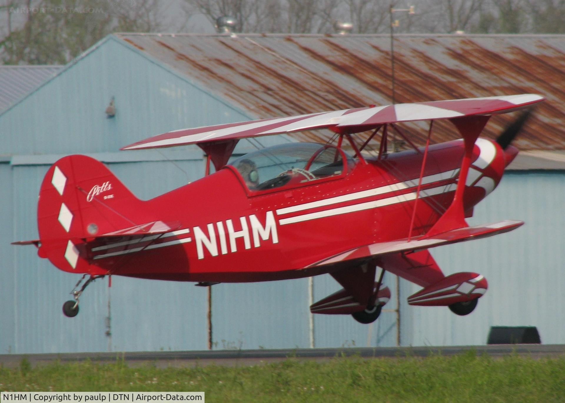 N1HM, Pitts S-2E Special C/N 1516HM, Touching down on 14 at Downtown Shreveport.