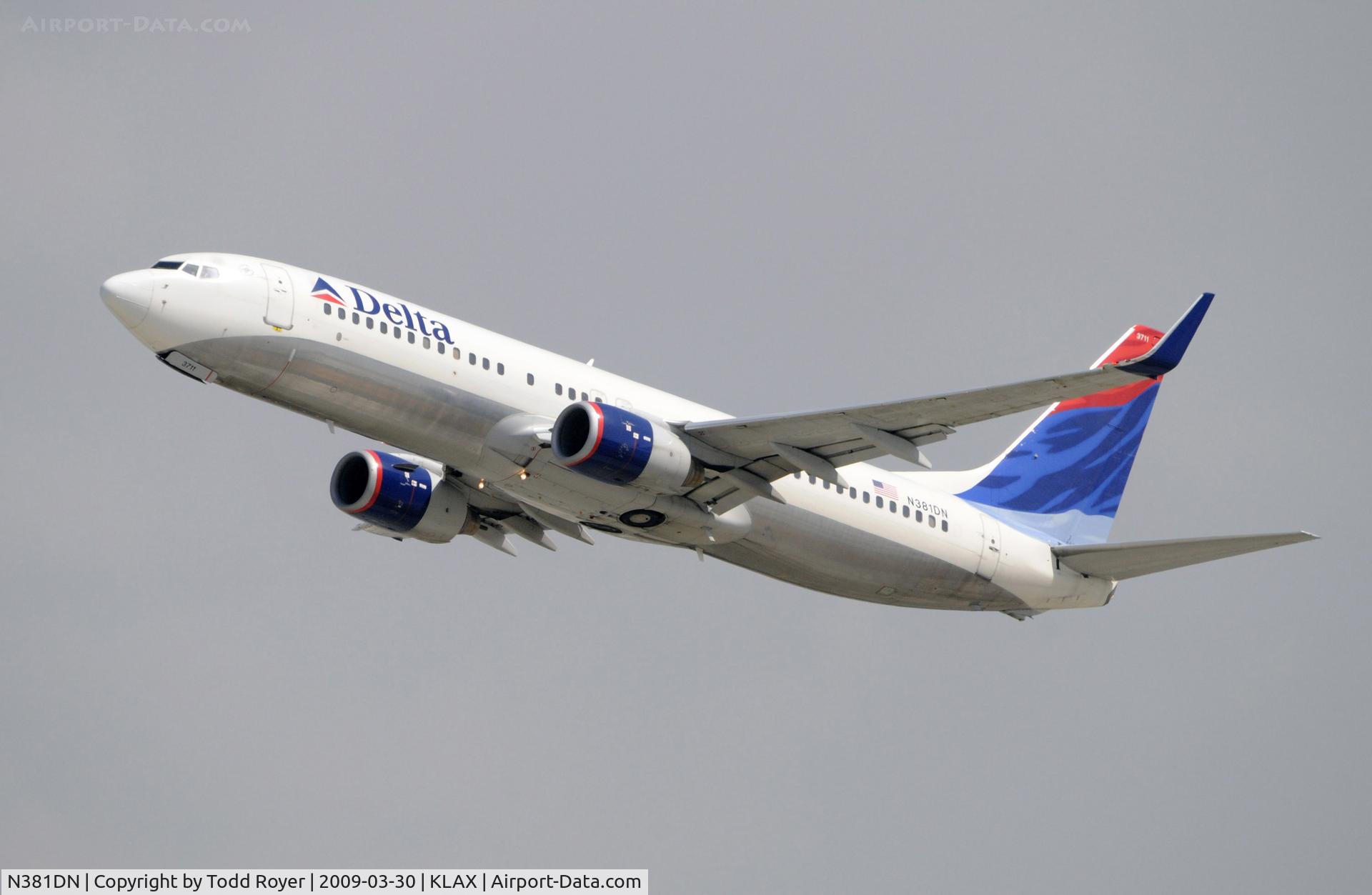 N381DN, 1999 Boeing 737-832 C/N 30350, Departing LAX on 25R