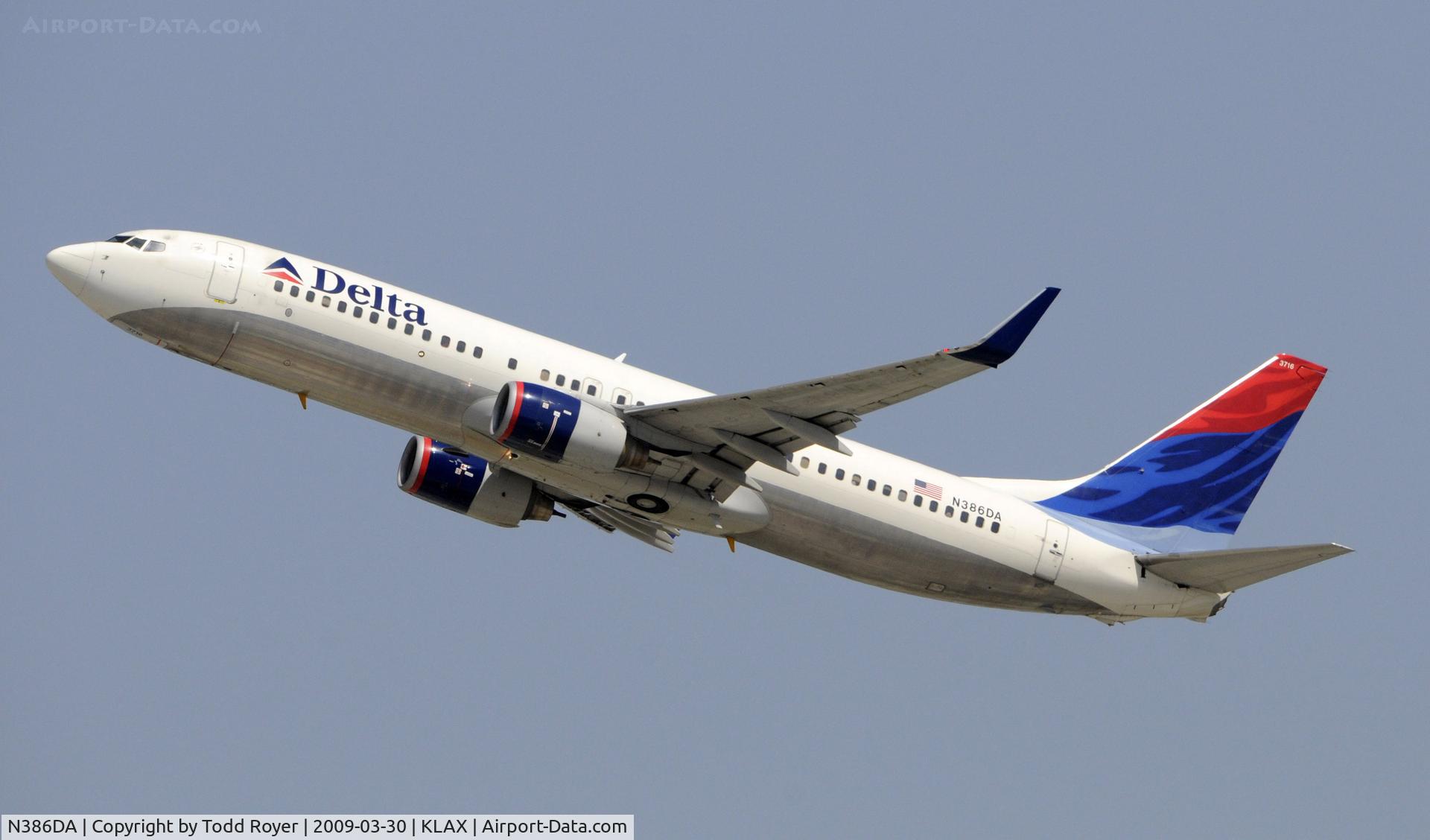 N386DA, 1999 Boeing 737-832 C/N 30373, Departing LAX on 25R