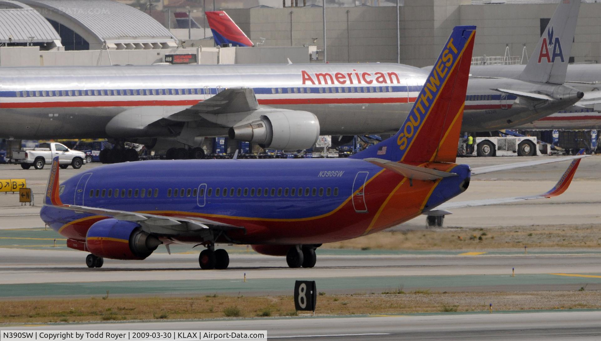 N390SW, 1994 Boeing 737-3H4 C/N 26593, Taxi to gate