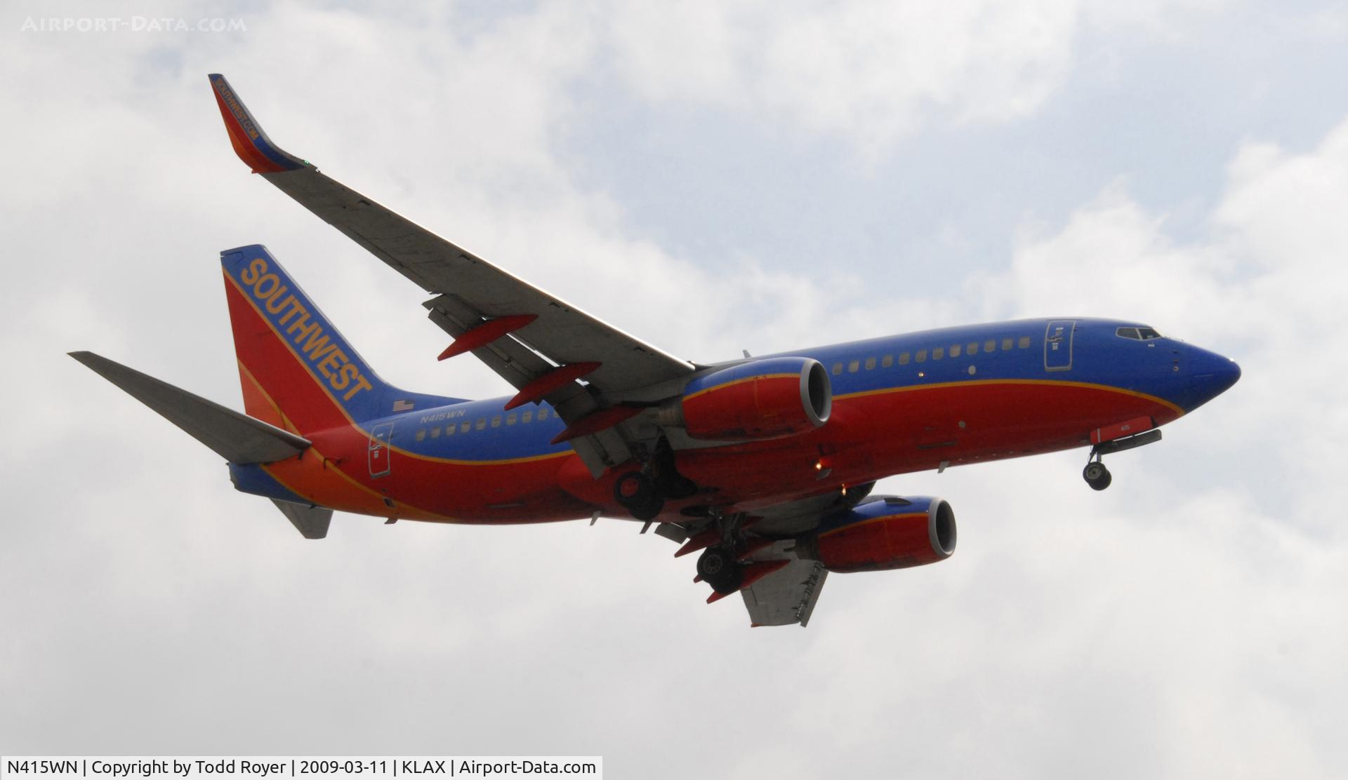 N415WN, 2001 Boeing 737-7H4 C/N 29836, Landing 24R at LAX