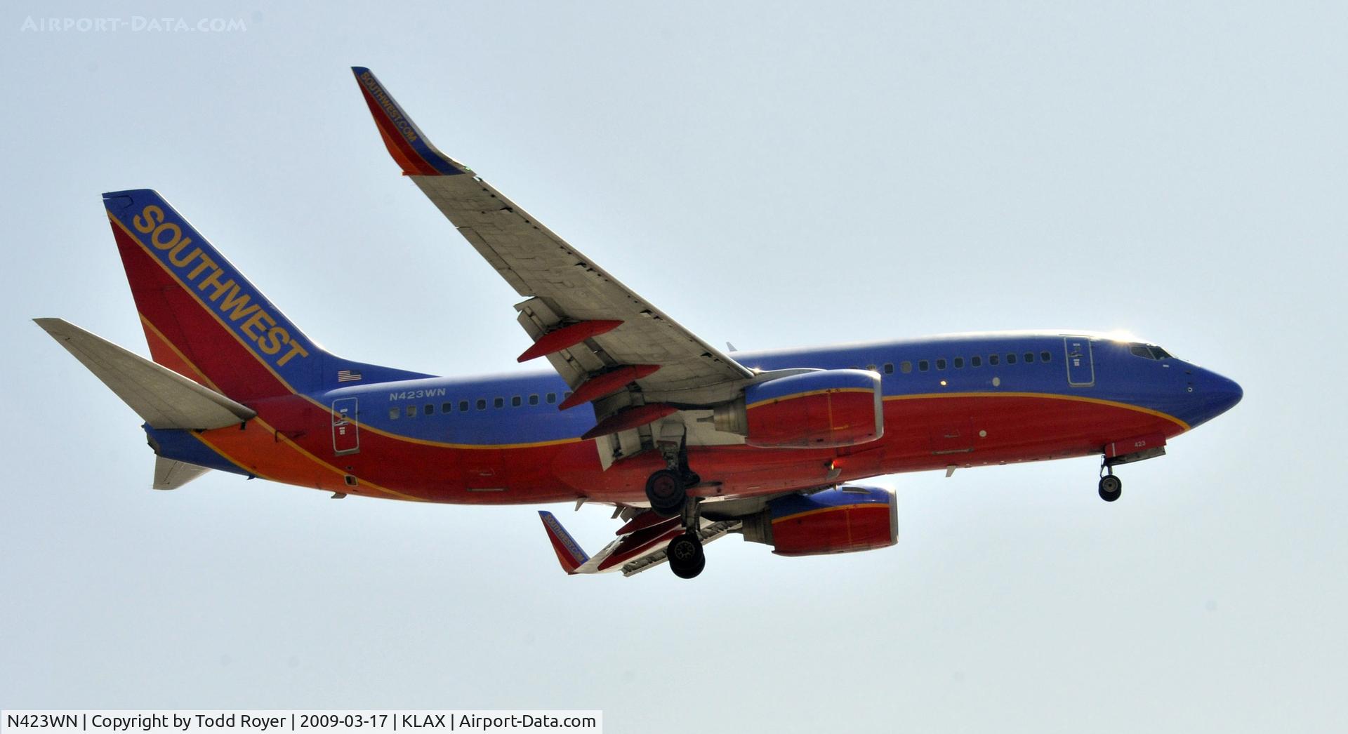 N423WN, 2002 Boeing 737-7H4 C/N 29827, Landing 24R at LAX