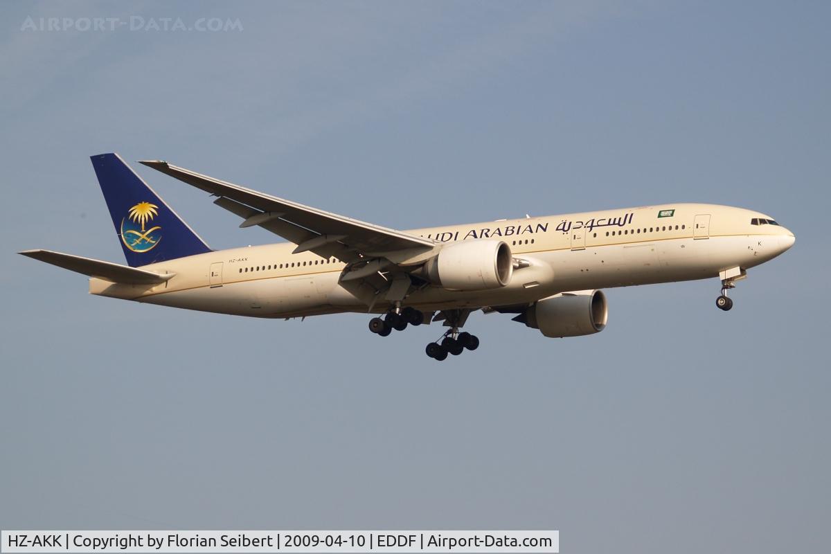 HZ-AKK, 1998 Boeing 777-268/ER C/N 28354, Short final rwy 07R