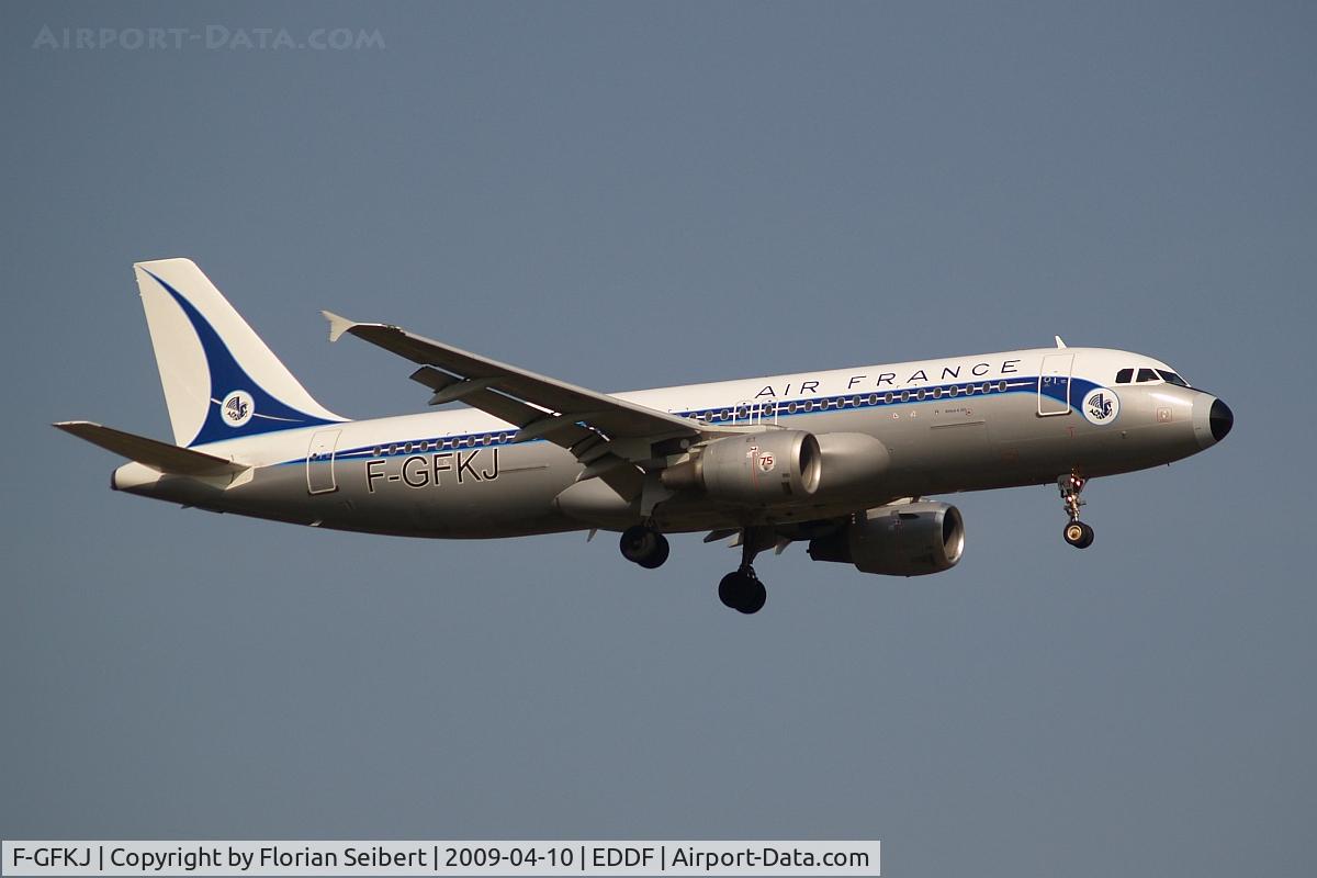 F-GFKJ, 1989 Airbus A320-211 C/N 0063, Short final rwy 07R