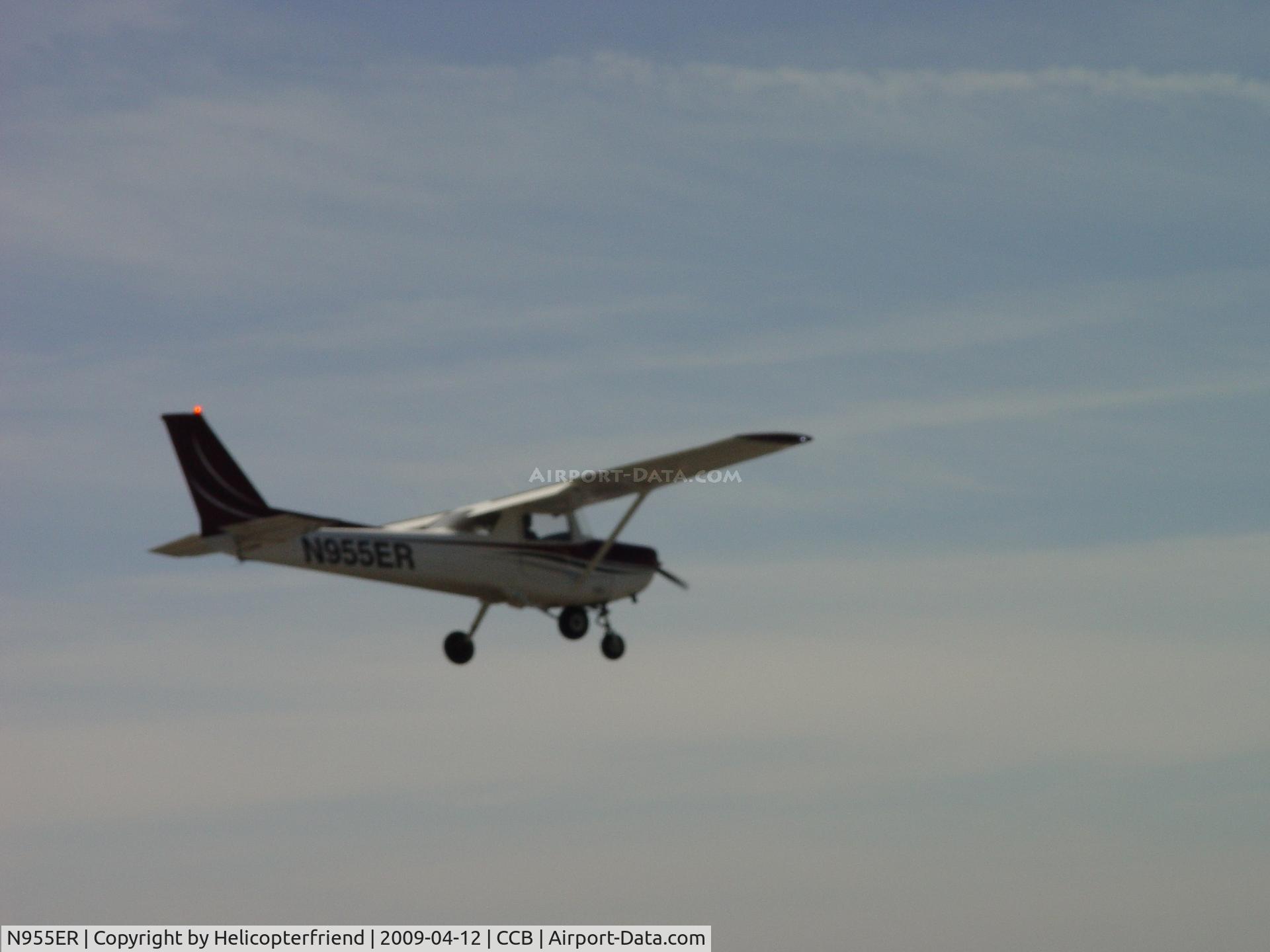 N955ER, 1978 Cessna 152 C/N 15282147, Over the threshold, before touching down