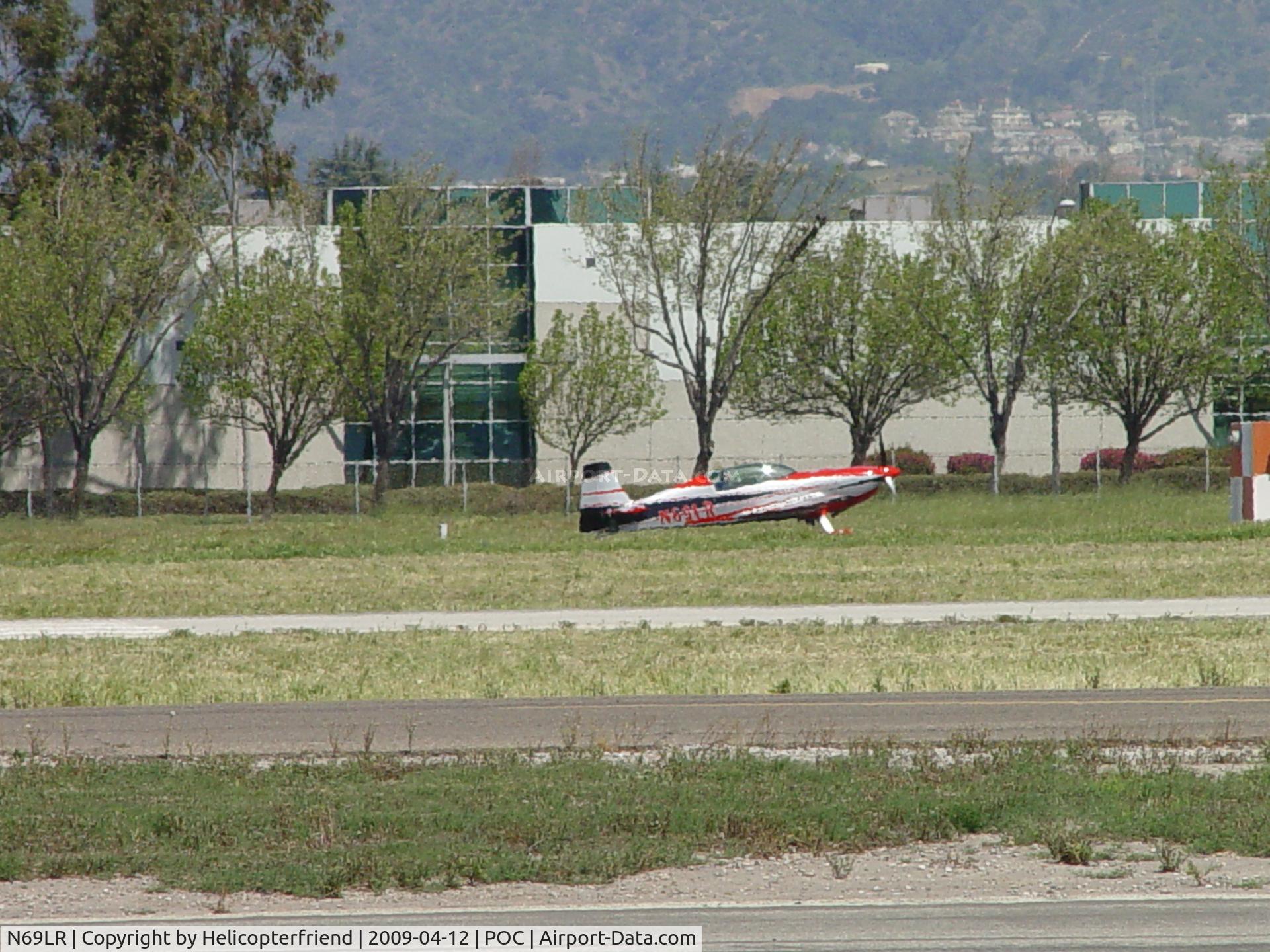 N69LR, 2005 Extra EA-300/L C/N 1197, Taxiing to 26R at Brackett