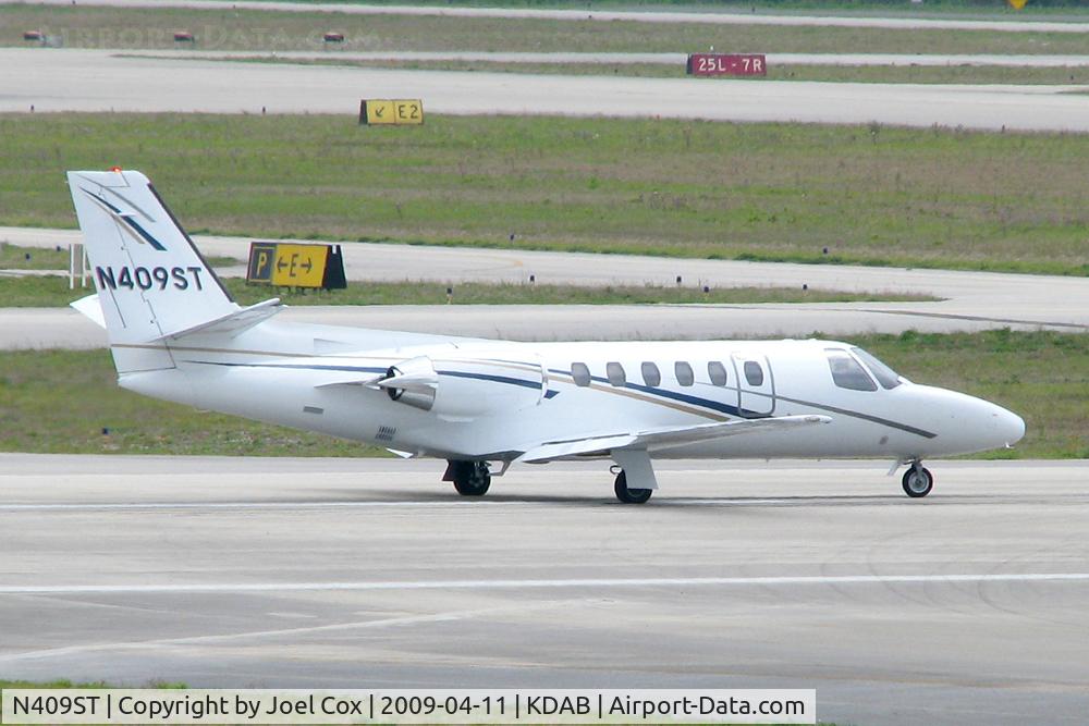 N409ST, 1987 Cessna 550 Citation II C/N 550-0559, Citation II on the roll