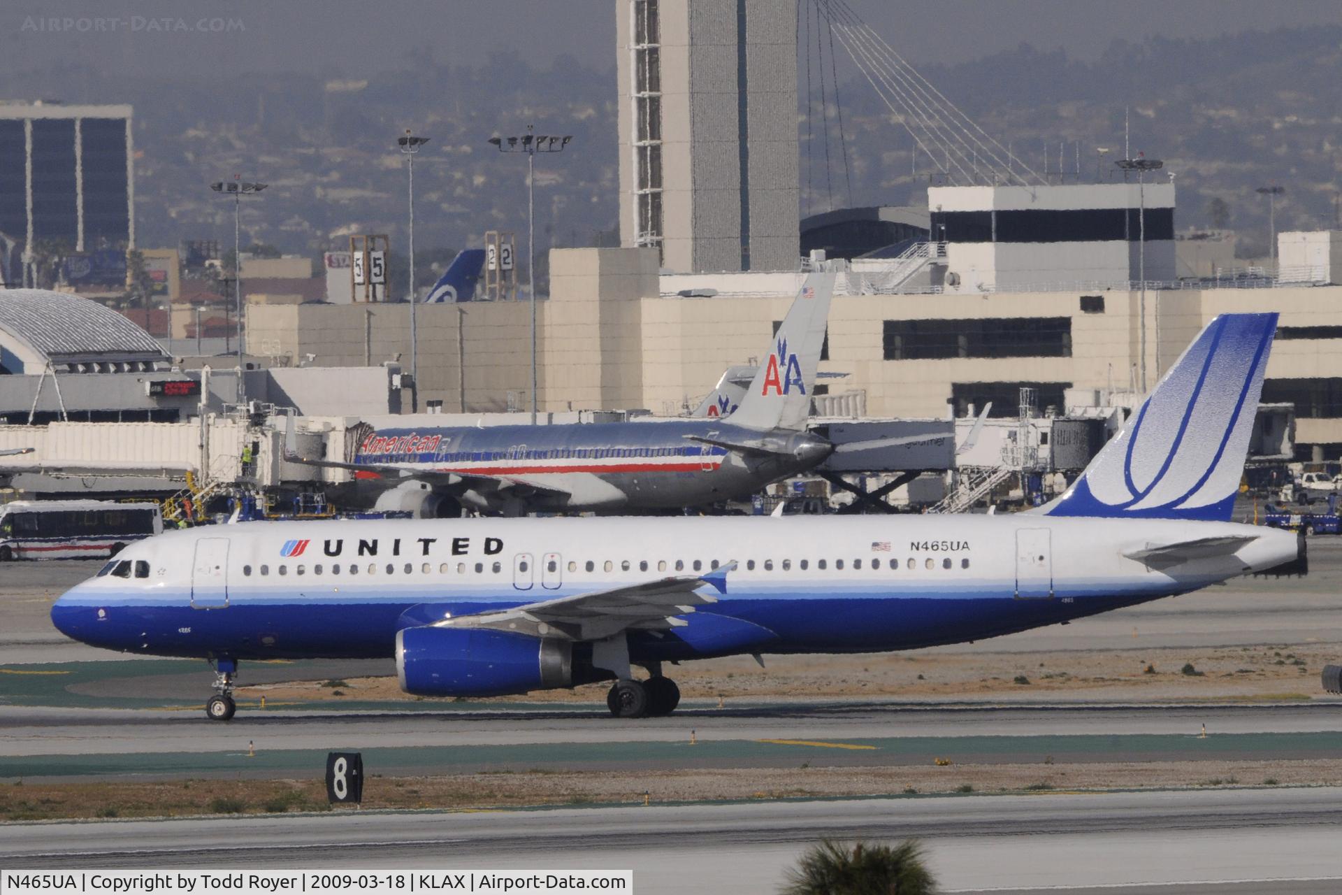 N465UA, 2000 Airbus A320-232 C/N 1341, Taxi to gate