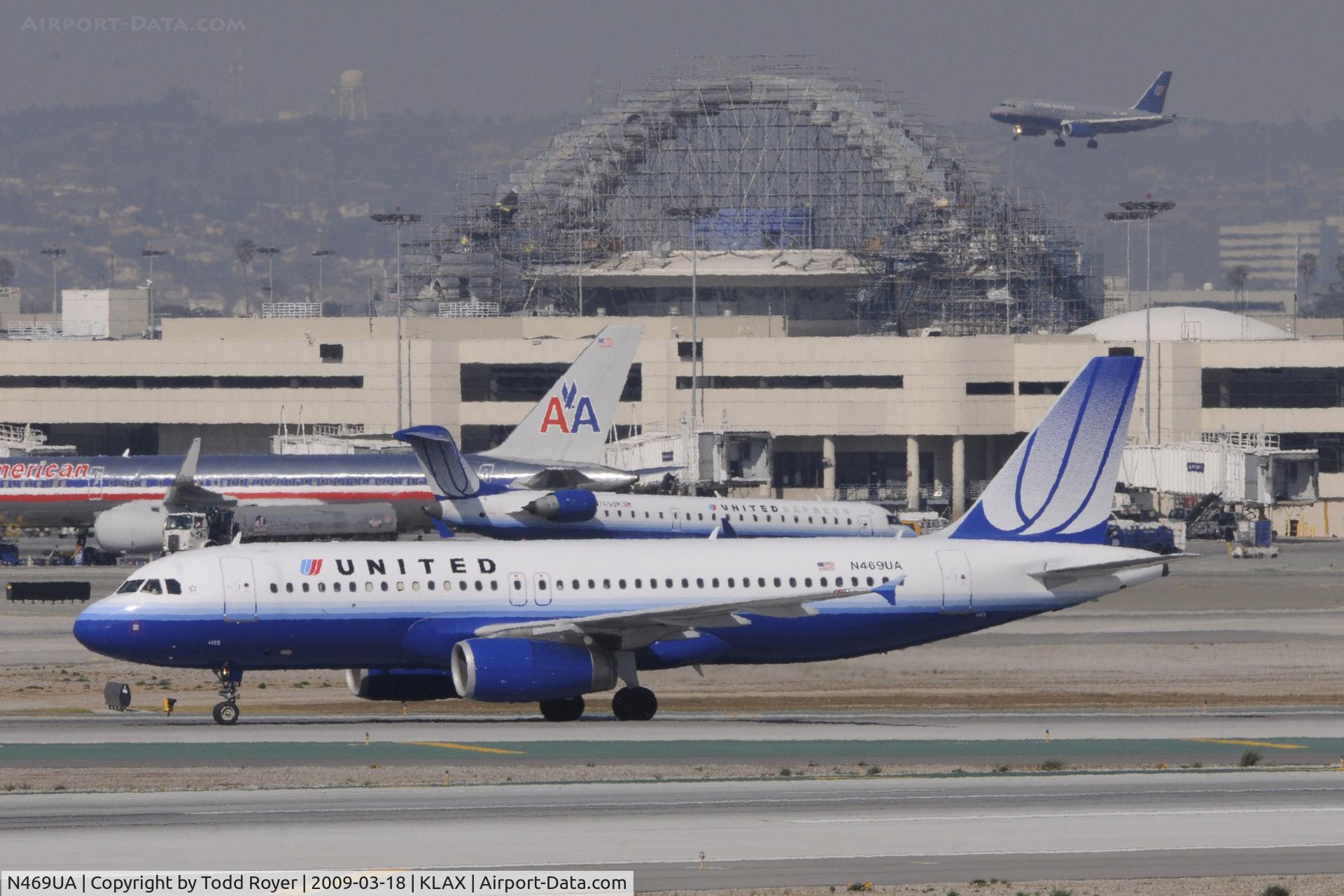 N469UA, 2001 Airbus A320-232 C/N 1409, Taxi to gate