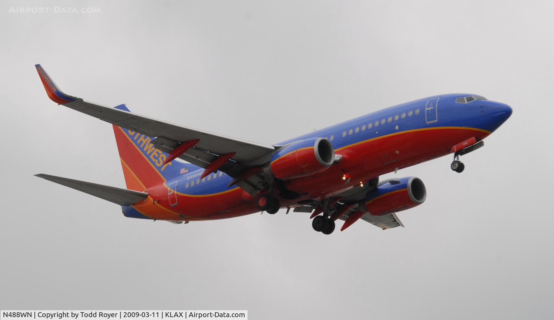 N488WN, 2004 Boeing 737-7H4 C/N 33853, Landing 24R at LAX