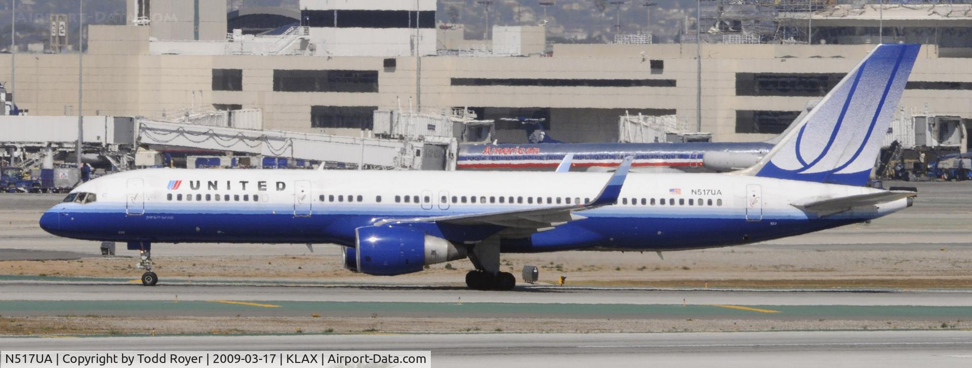 N517UA, 1990 Boeing 757-222 C/N 24861, Taxi to gate