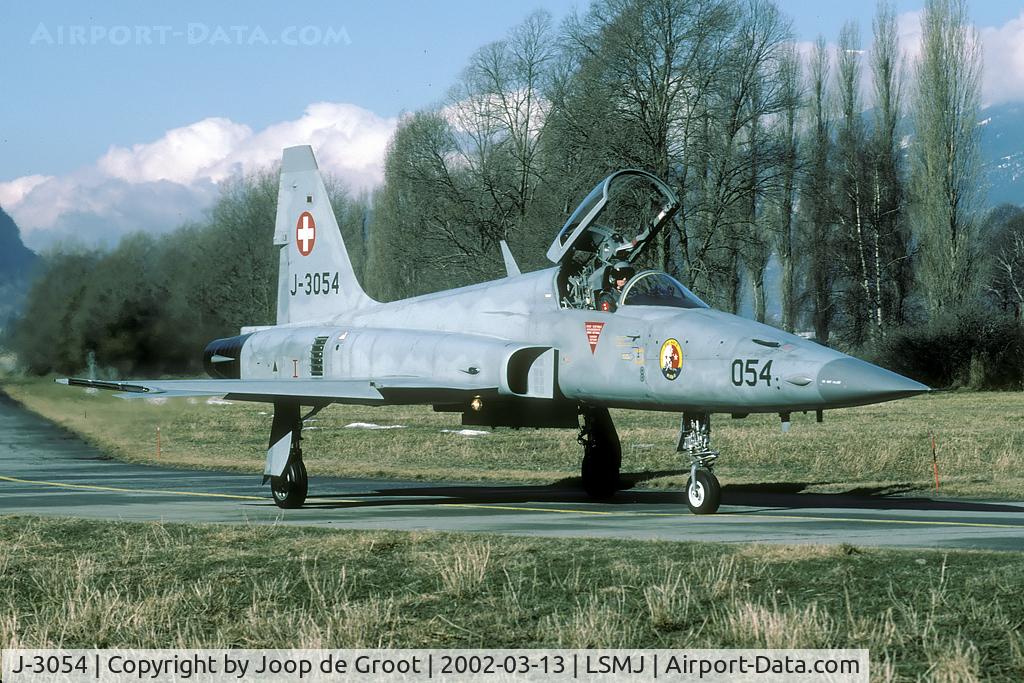 J-3054, Northrop F-5E Tiger II C/N L.3054, The ground personnel units FlPl Abt 3 and Fl Kp 8 painted a combined badge on the Tigers during the very last refresher course that was held at Turtmann. Turtmann was closed a few hours after this picture was taken.