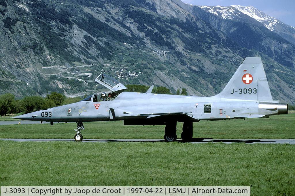 J-3093, Northrop F-5E Tiger II C/N L.1093, Rare first sighting of a Esc Av 6 badge. Nowadays these are more common.
