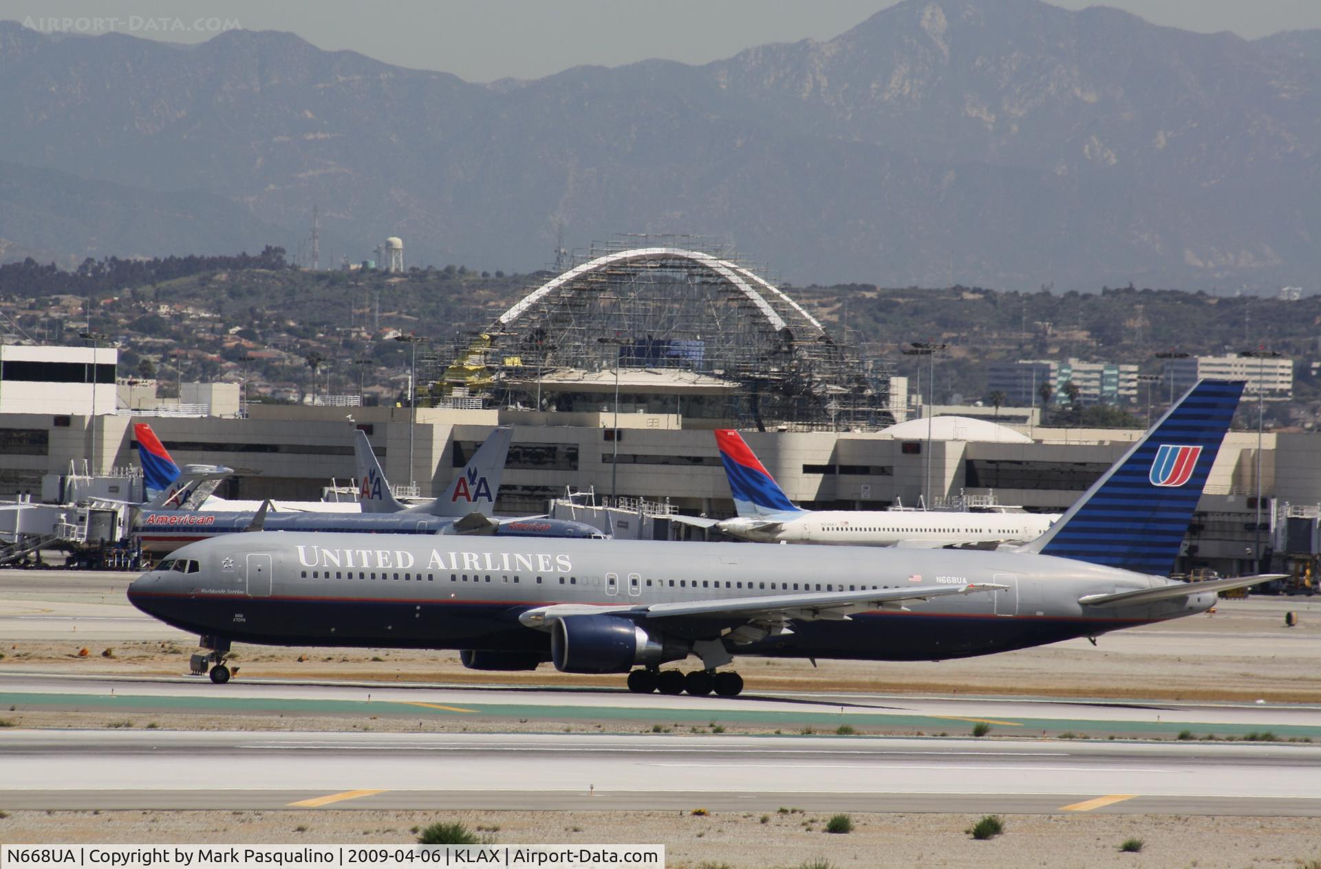 N668UA, 1999 Boeing 767-322 C/N 30024, Boeing 767-300
