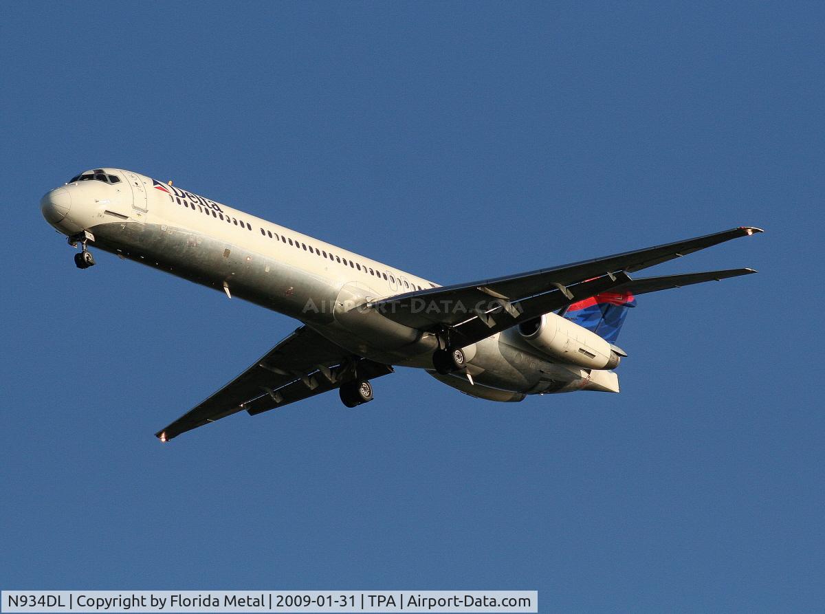 N934DL, 1989 McDonnell Douglas MD-88 C/N 49721, Delta MD-88