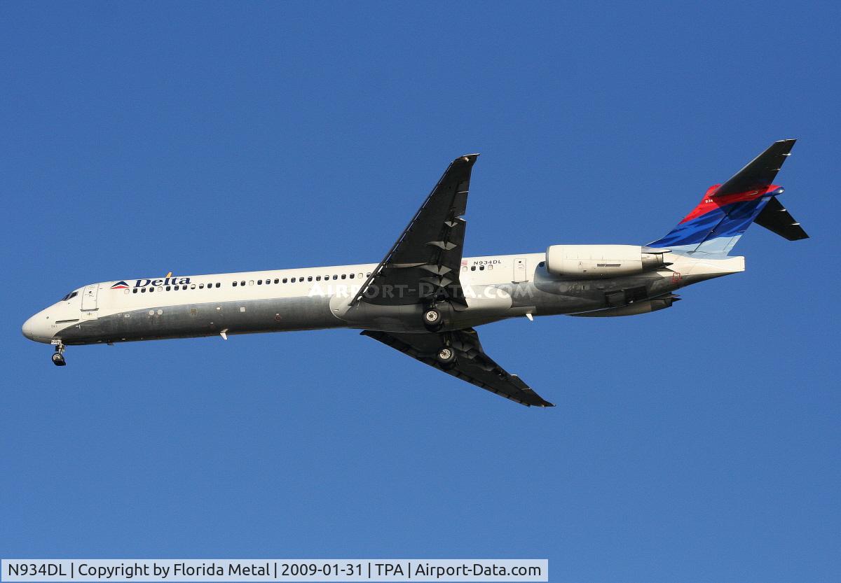 N934DL, 1989 McDonnell Douglas MD-88 C/N 49721, Delta MD-88