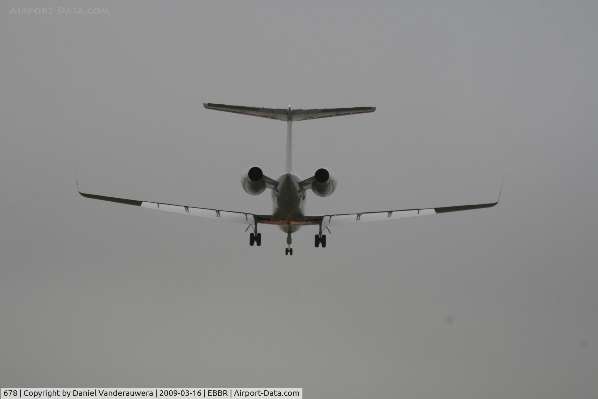 678, 2003 Gulfstream Aerospace G-V Gulfstream V C/N 678, descending to rwy 25L with fog