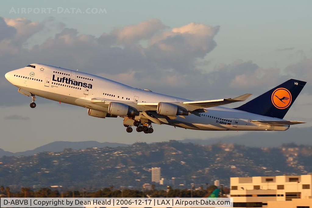 D-ABVB, 1988 Boeing 747-430 C/N 23817, Lufthansa D-ABVB (FLT DLH457) climbing out from RWY 25R enroute to Frankfurt Main (EDDF) in nice winter evening light.