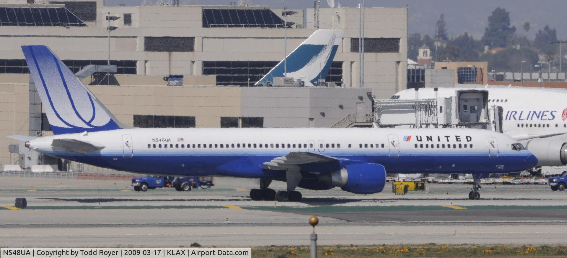 N548UA, 1992 Boeing 757-222 C/N 25396, Taxi to gate