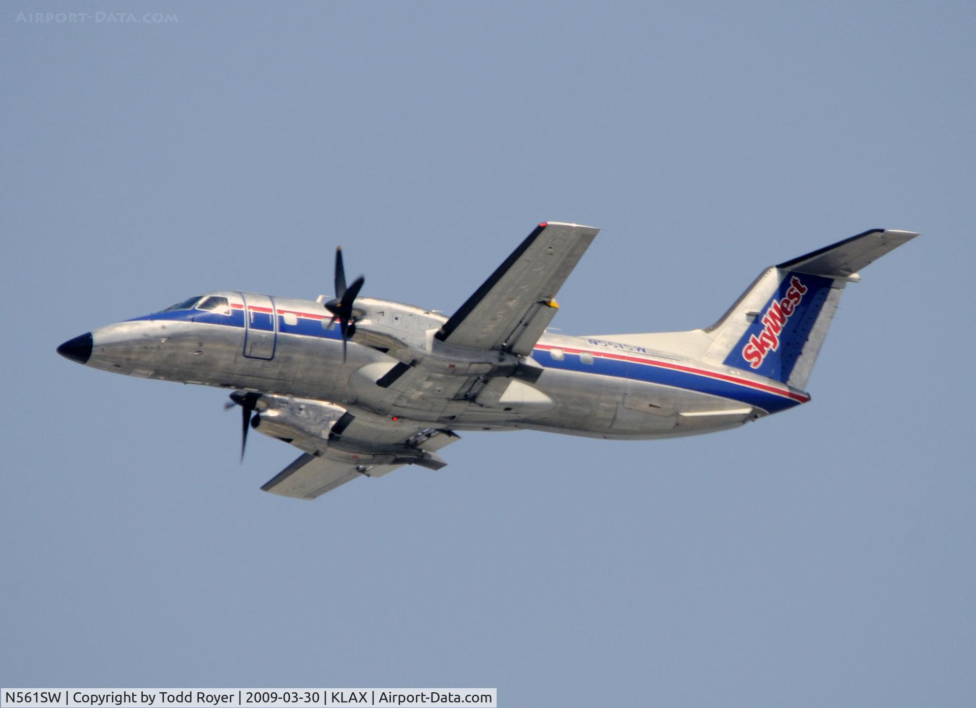 N561SW, 1998 Embraer EMB-120 Brasilia C/N 120335, Departing LAX on 25R