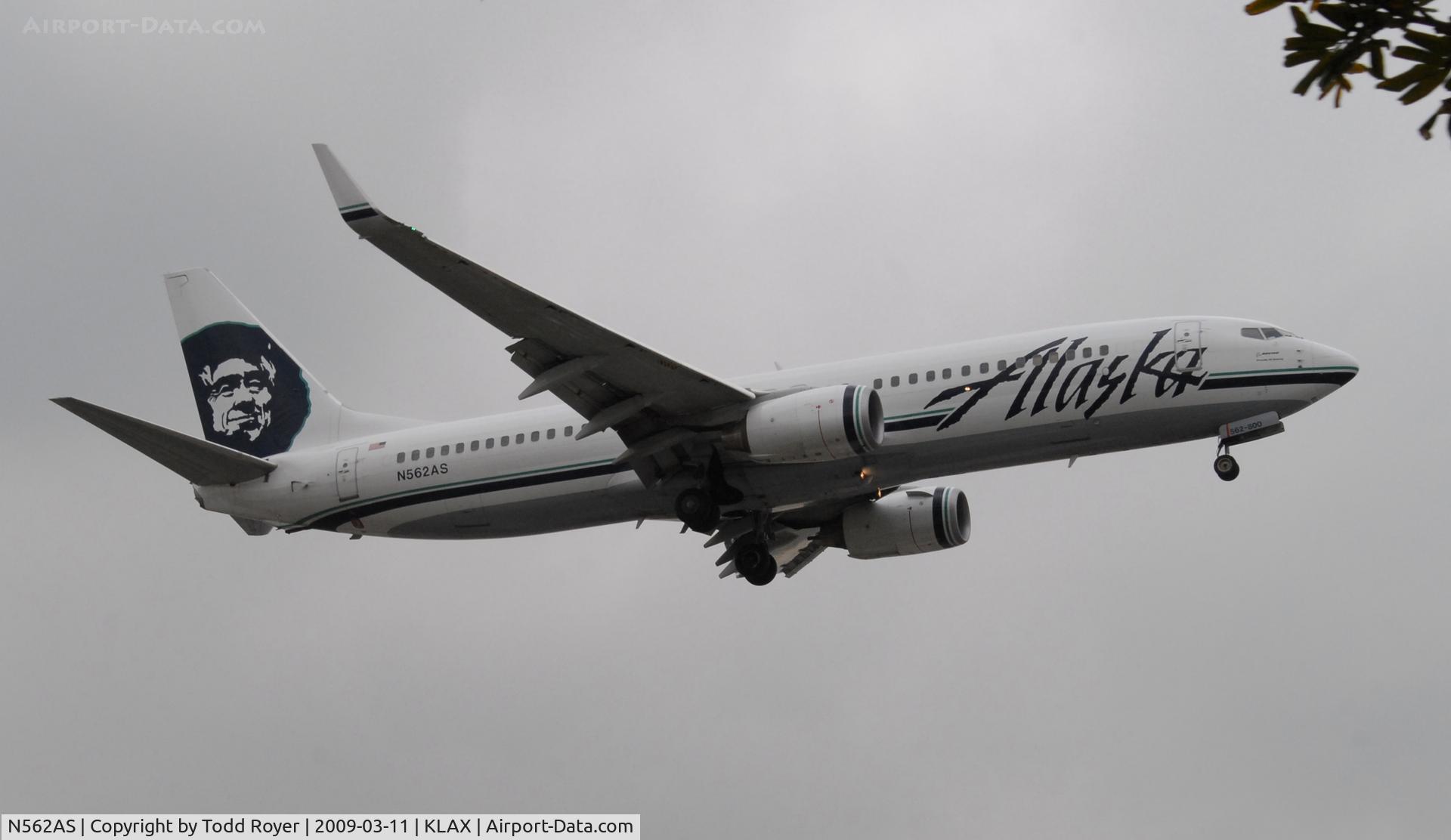 N562AS, 2006 Boeing 737-890 C/N 35091, Landing 24R at LAX