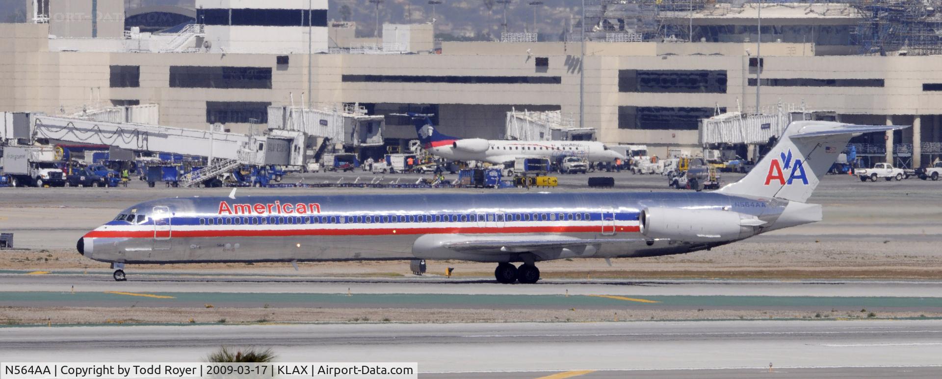 N564AA, 1987 McDonnell Douglas MD-83 (DC-9-83) C/N 49346, Taxi to gate