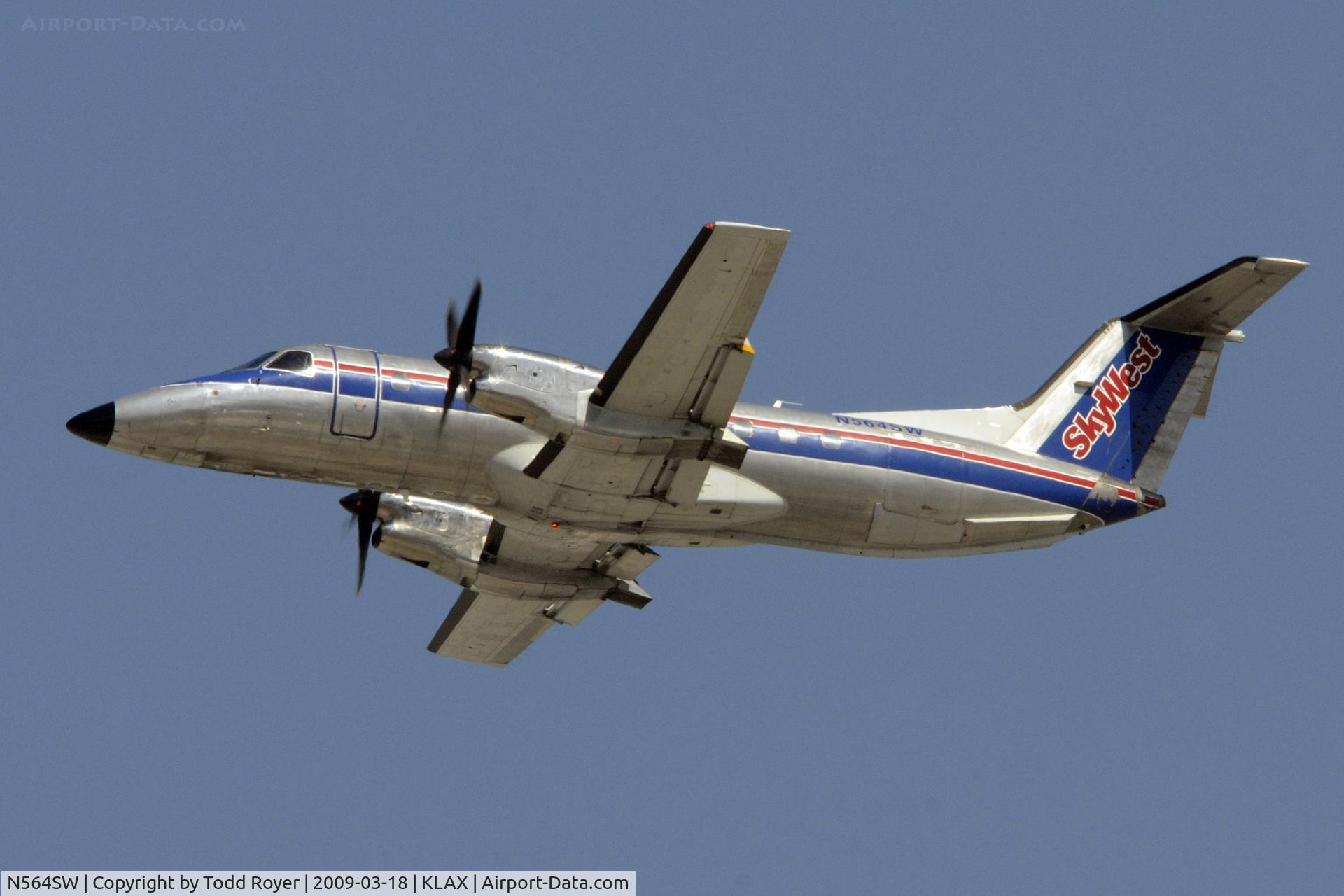 N564SW, 1998 Embraer EMB-120 Brasilia C/N 120339, Departing LAX on 25R