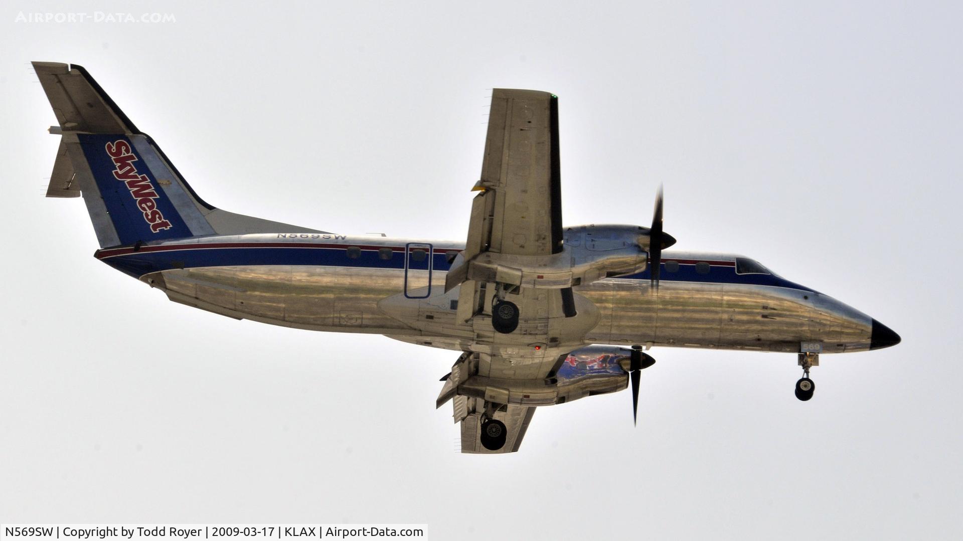 N569SW, 1998 Embraer EMB-120ER Brasilia C/N 120344, Landing 24R at LAX