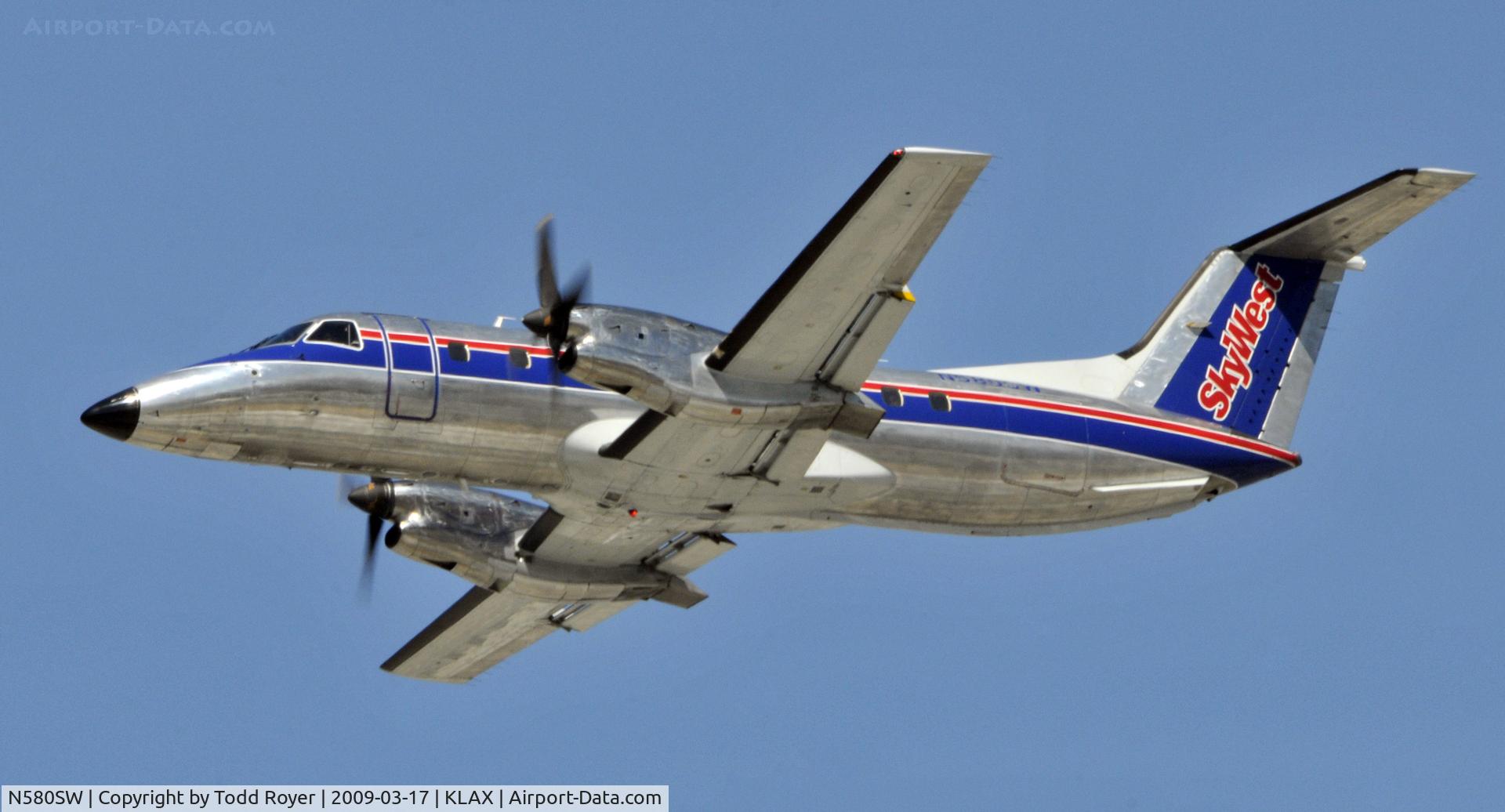 N580SW, 1999 Embraer EMB-120ER Brasilia C/N 120348, Departing LAX on 25R