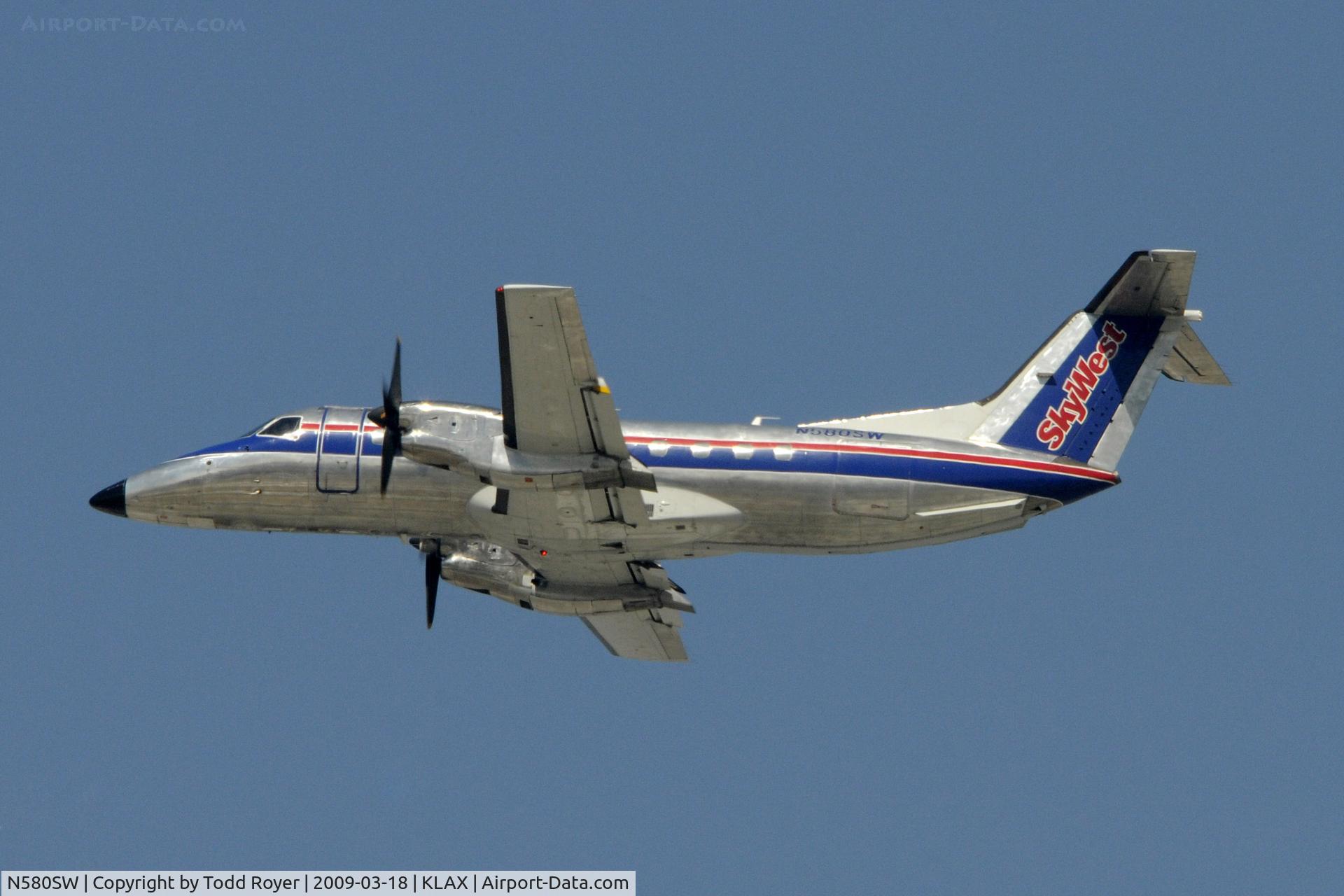N580SW, 1999 Embraer EMB-120ER Brasilia C/N 120348, Departing LAX on 25R