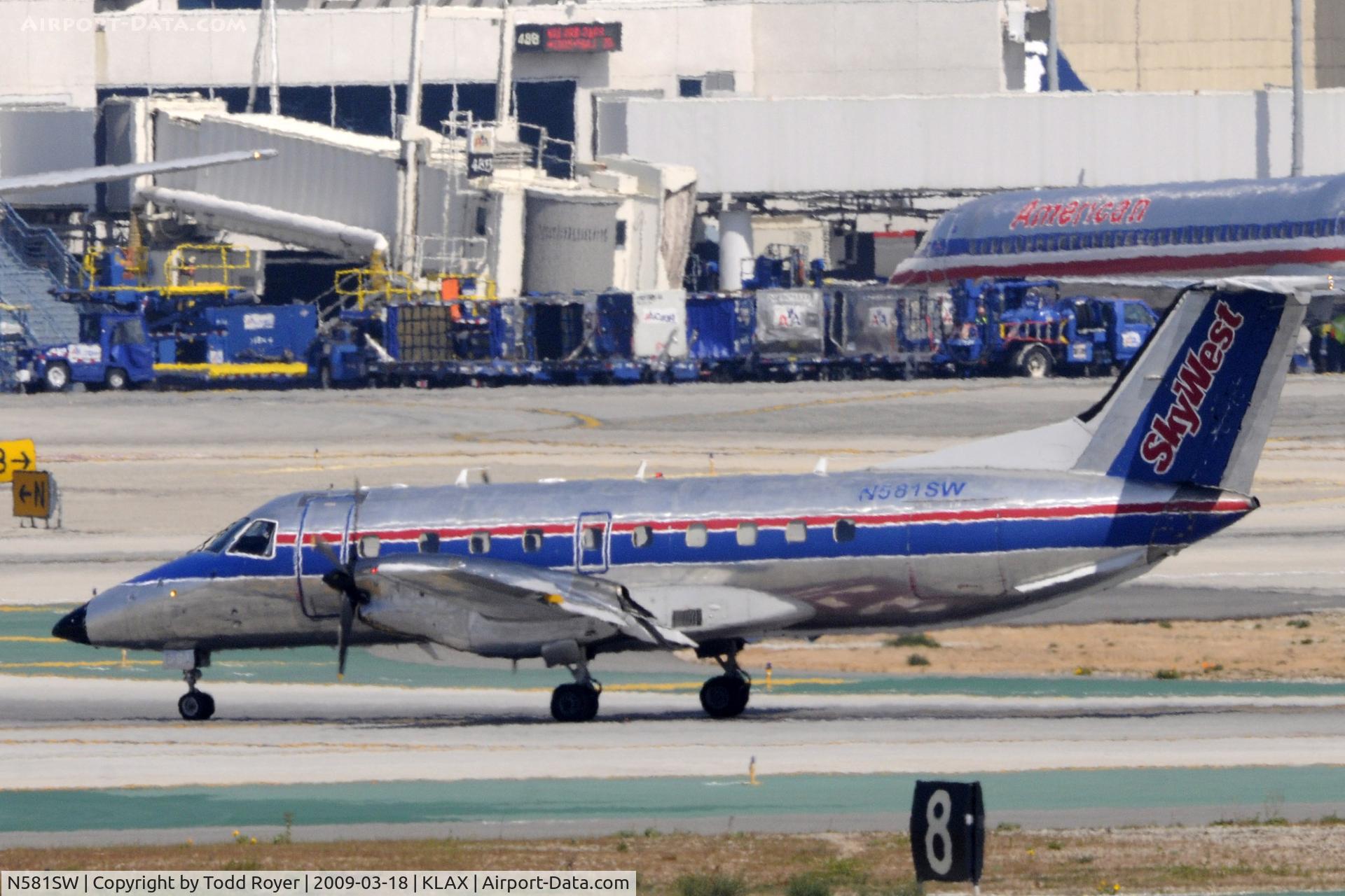 N581SW, 1999 Embraer EMB-120ER Brasilia C/N 120349, Taxi to gate