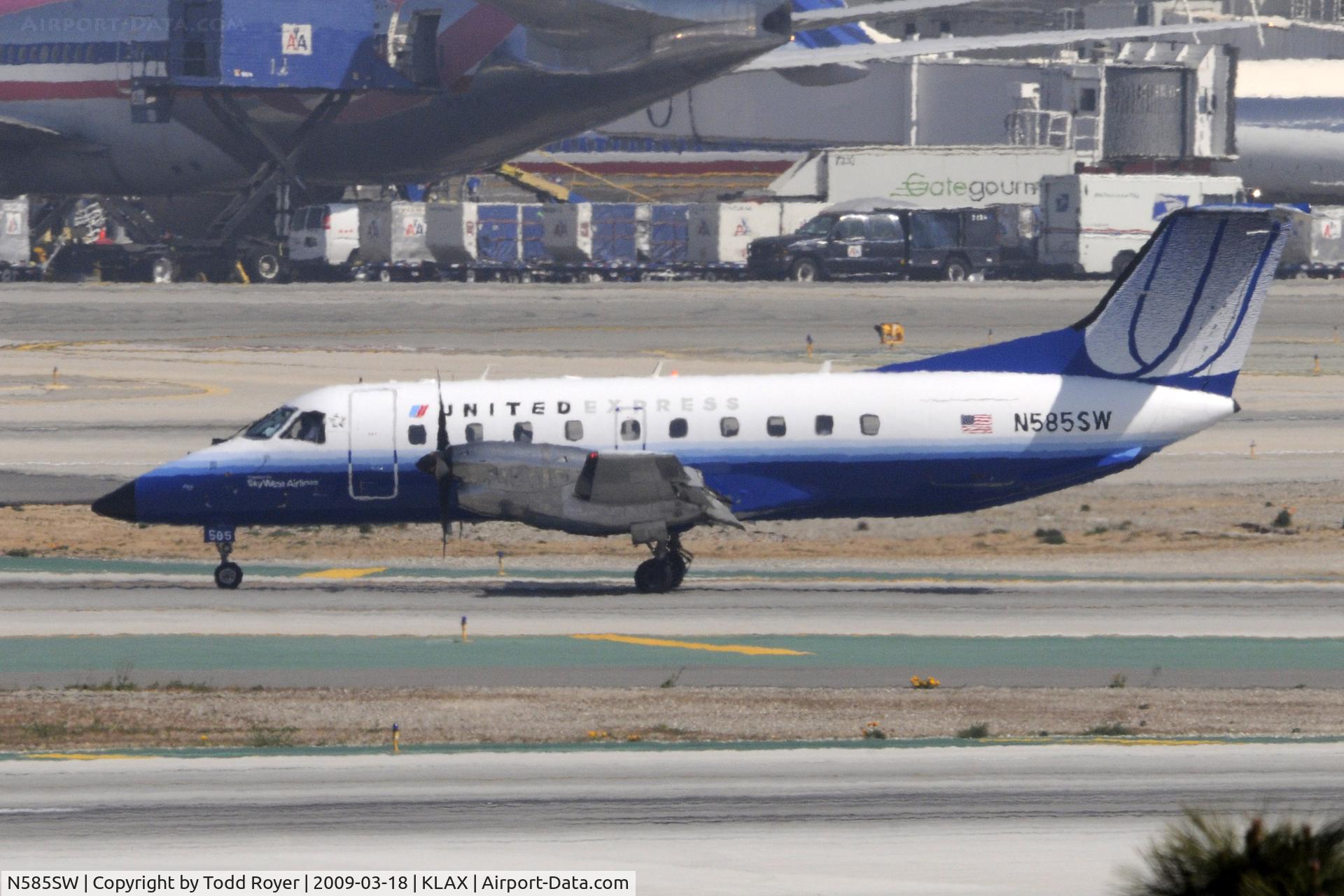 N585SW, 1999 Embraer EMB-120ER Brasilia C/N 120353, Taxi to gate