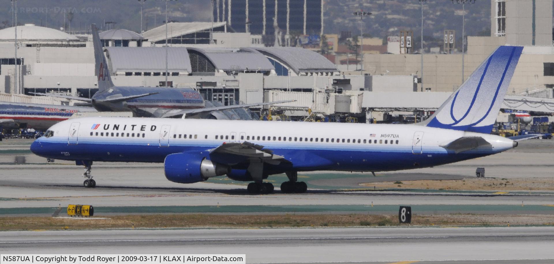 N587UA, 1993 Boeing 757-222 C/N 26713, Taxi to gate