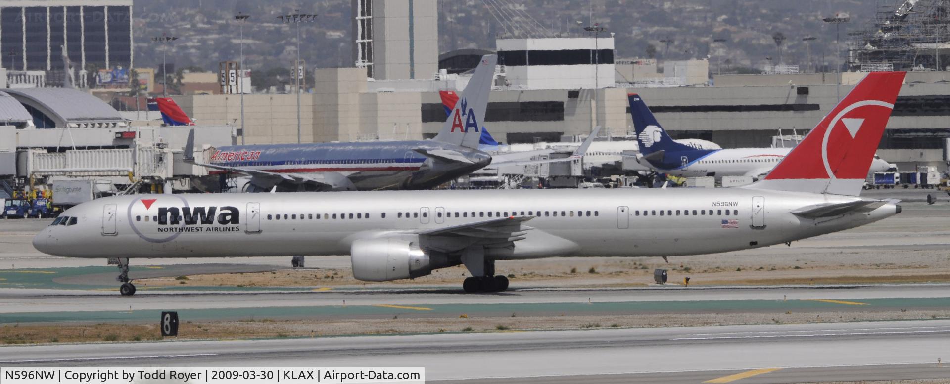 N596NW, 2003 Boeing 757-351 C/N 32996, Taxi to gate