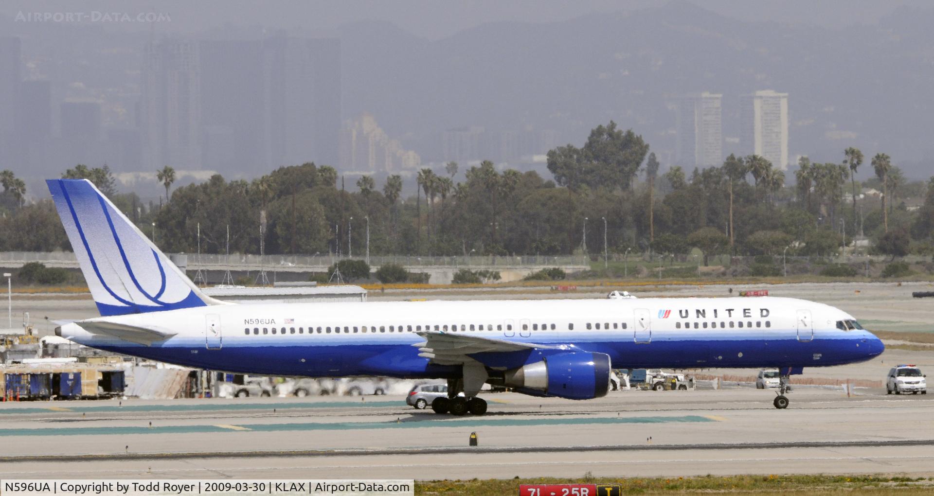 N596UA, 1998 Boeing 757-222 C/N 28749, Taxi to gate