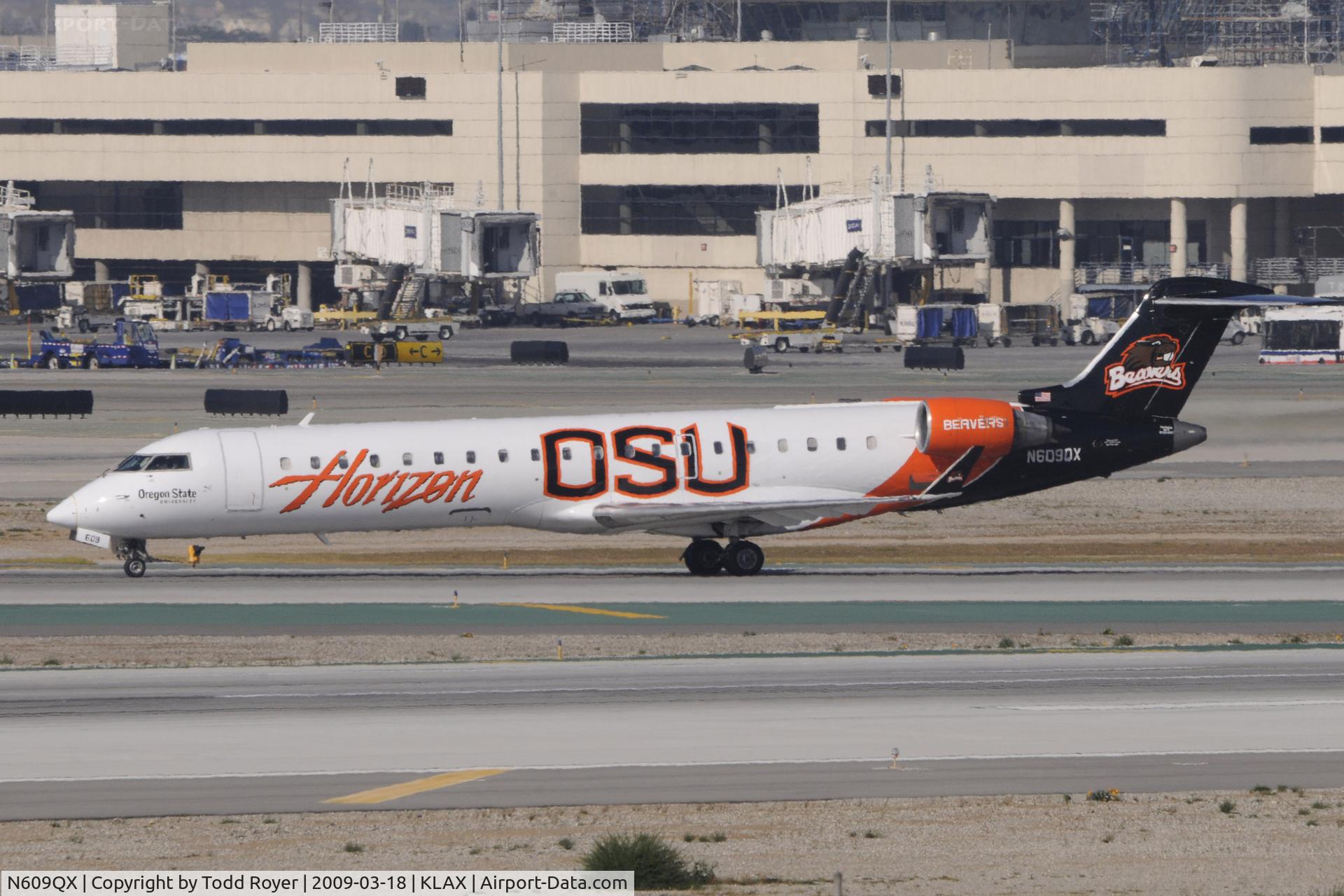 N609QX, 2001 Bombardier CRJ-701 (CL-600-2C10) Regional Jet C/N 10031, Taxi to gate